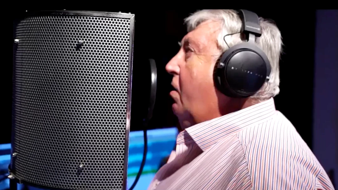 Ex-FP-Bezirkschef Paul Stadler sang Hymne für Wien-Simmering. 