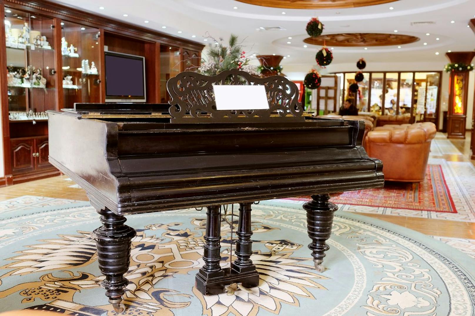 Ein Hotelier aus Italien berichtet vom Diebstahl des Klaviers in der Lobby: "Mir fiel auf, dass irgendetwas fehlte. Kurz darauf erfuhr ich, dass drei unbekannte Männer in Overalls das große Piano abtransportiert hatten. Es tauchte natürlich nie wieder auf."
