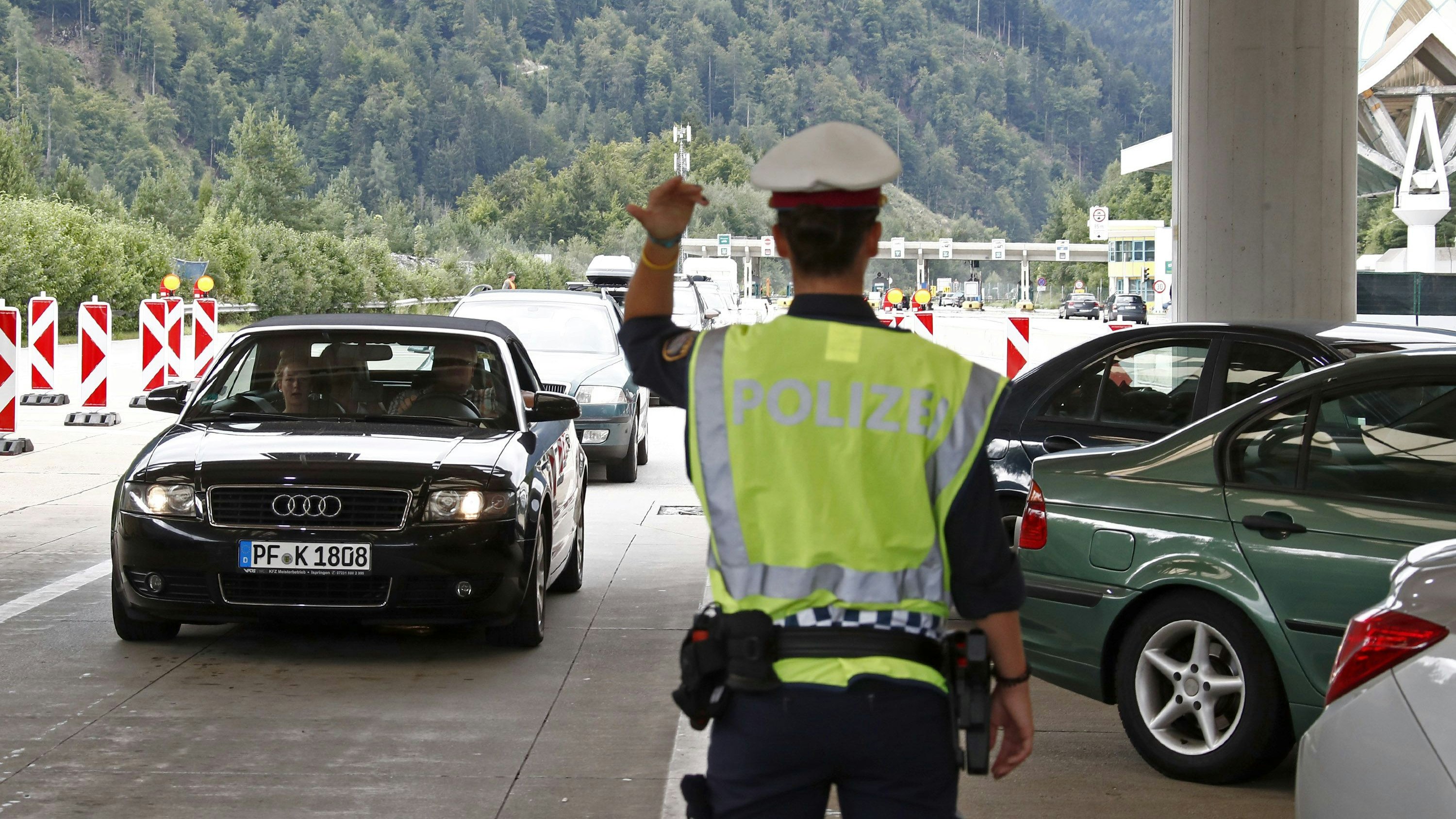 Kontrollen an der Grenze zwischen Slowenien und Österreich beim Karawankentunnel. Archivbild.