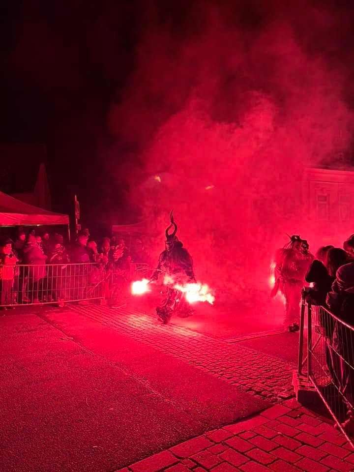 Die Perchten zündeten Pyrotechnik.