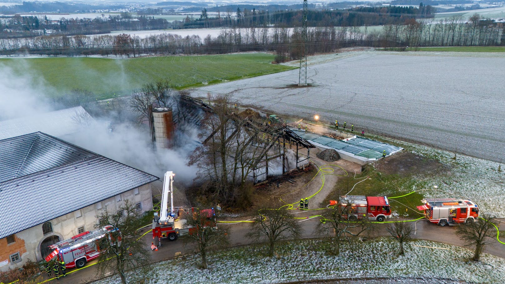 Elf Feuerwehren stehen zur Stunde bei einem Großbrand eines Stalls in Kematen an der Krems (Bezirk Linz-Land) im Einsatz. Im Stall befanden sich etwa 80 Stiere, ein Teil konnte ins Freie gebracht werden.