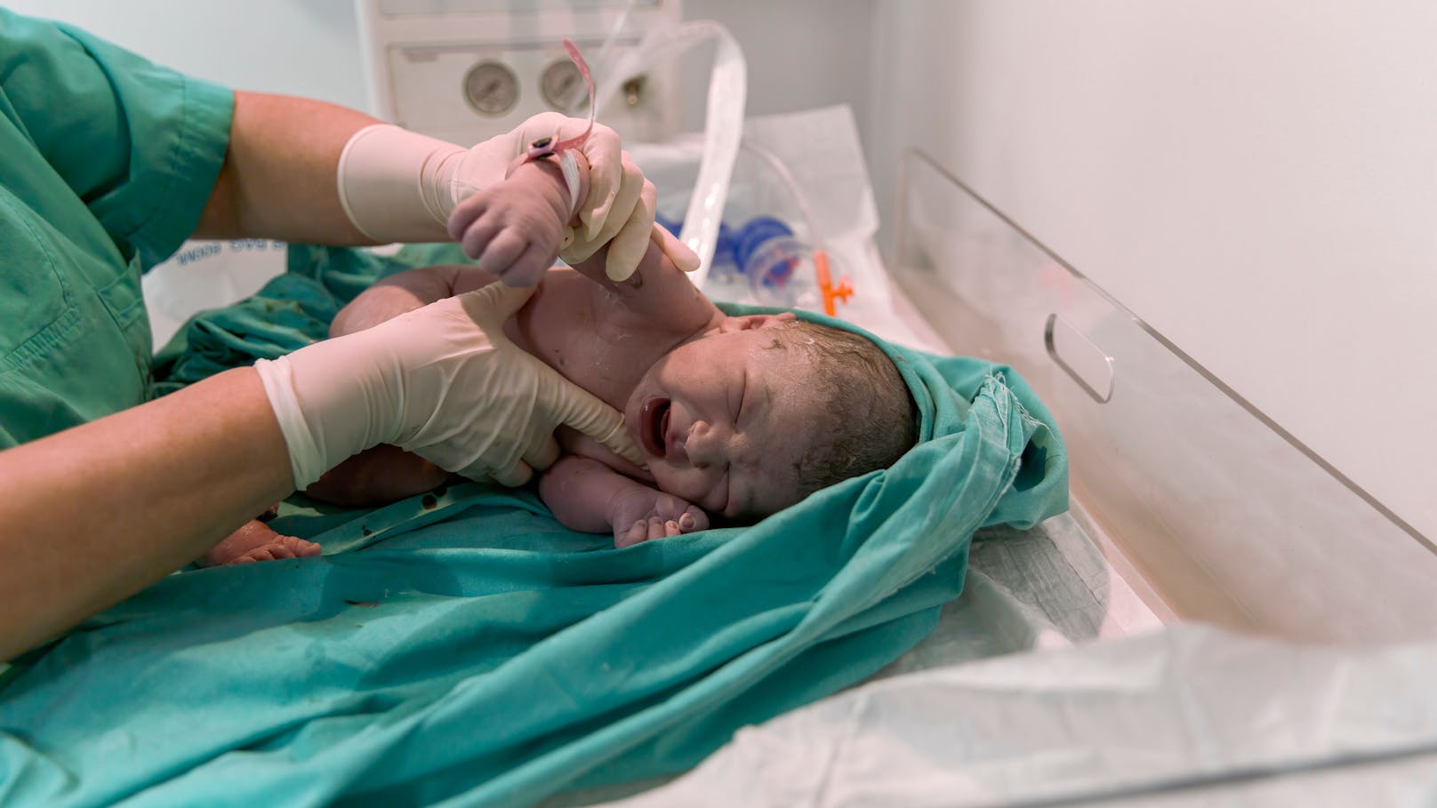 Baby bekam "Benzos": Eltern klagen nun Spital