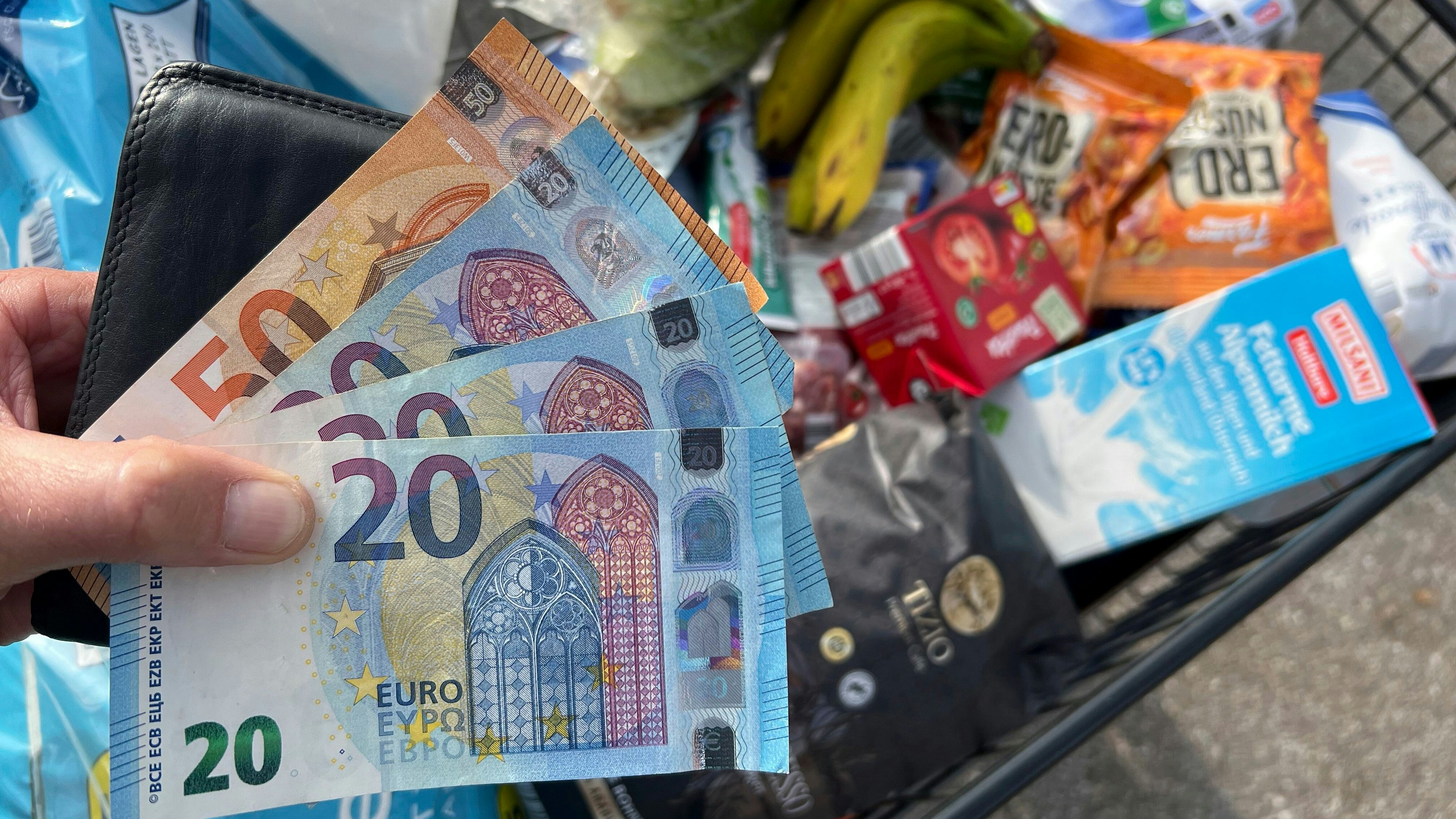 Für einen Einkauf muss man in Österreich schon jetzt tief in die Tasche greifen.