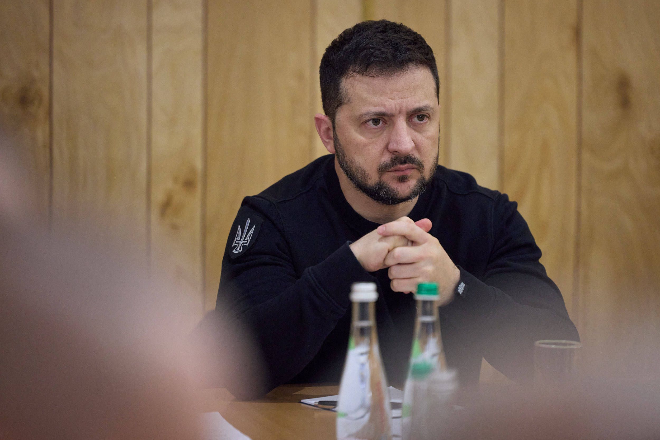 Selenski hatte sein Amt 2019 angetreten. Seine Amtsperiode endete eigentlich im vergangenen Monat – er blieb unter dem derzeit herrschenden Kriegsrecht aber Präsident.