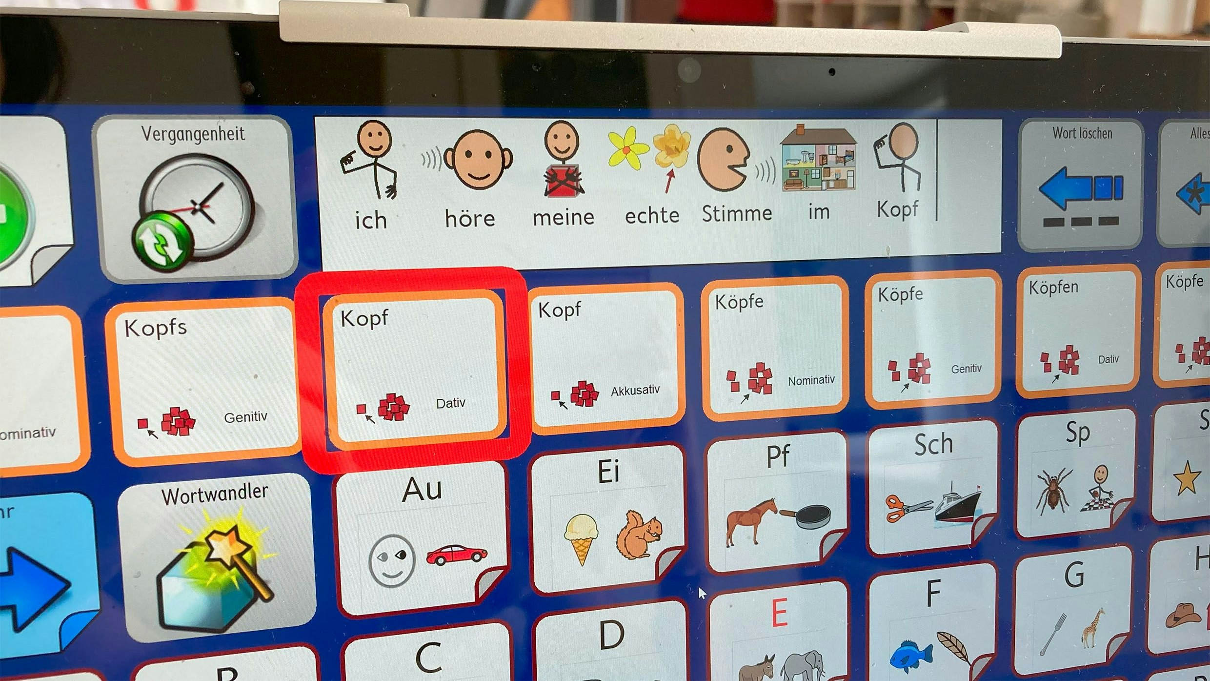So sieht die Oberfläche des Sprachcomputers aus. Katharina kann ihn mit den Augen steuern und so die entsprechende Taste "antippen".