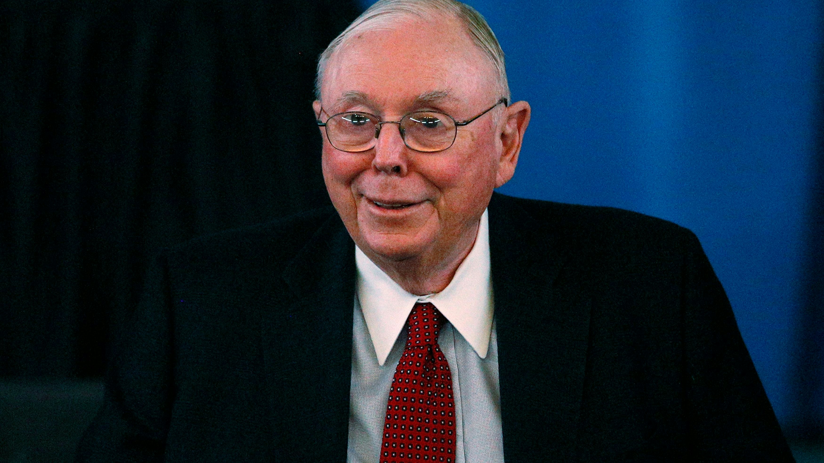 Charlie Munger verstarb am Morgen des 28. November 2023 in einem Krankenhaus. Er wurde beinahe 100 Jahre alt.