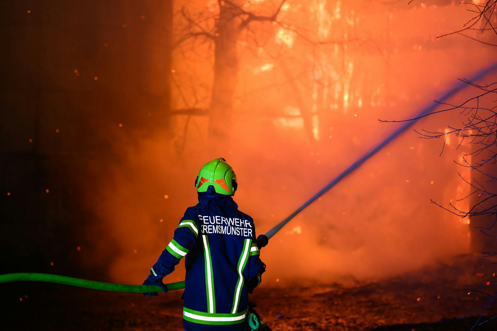 Elf Feuerwehren stehen zur Stunde bei einem Großbrand eines Stalls in Kematen an der Krems (Bezirk Linz-Land) im Einsatz. Im Stall befanden sich etwa 80 Stiere, ein Teil konnte ins Freie gebracht werden.