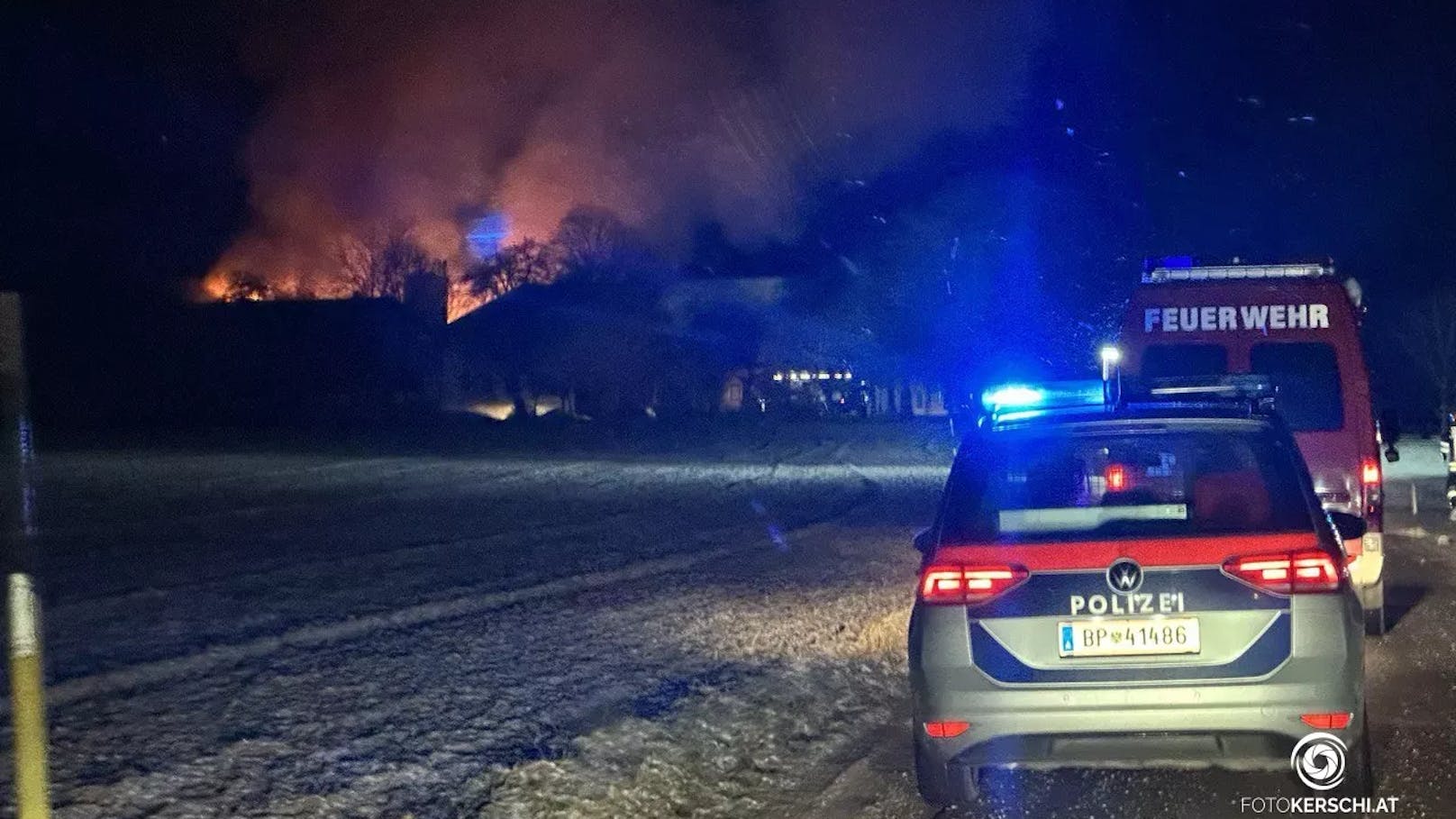 Elf Feuerwehren stehen zur Stunde bei einem Großbrand eines Stalls in Kematen an der Krems (Bezirk Linz-Land) im Einsatz. Im Stall befanden sich etwa 80 Stiere, ein Teil konnte ins Freie gebracht werden.