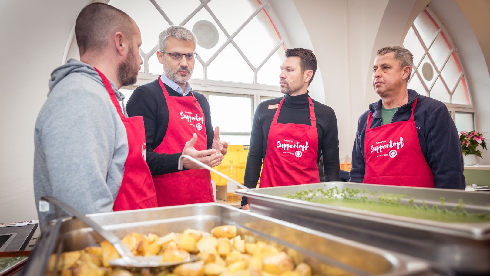 Samariterbund-Geschäftsführer Oliver Löhlein (2. v. re.) erklärt den Ablauf.