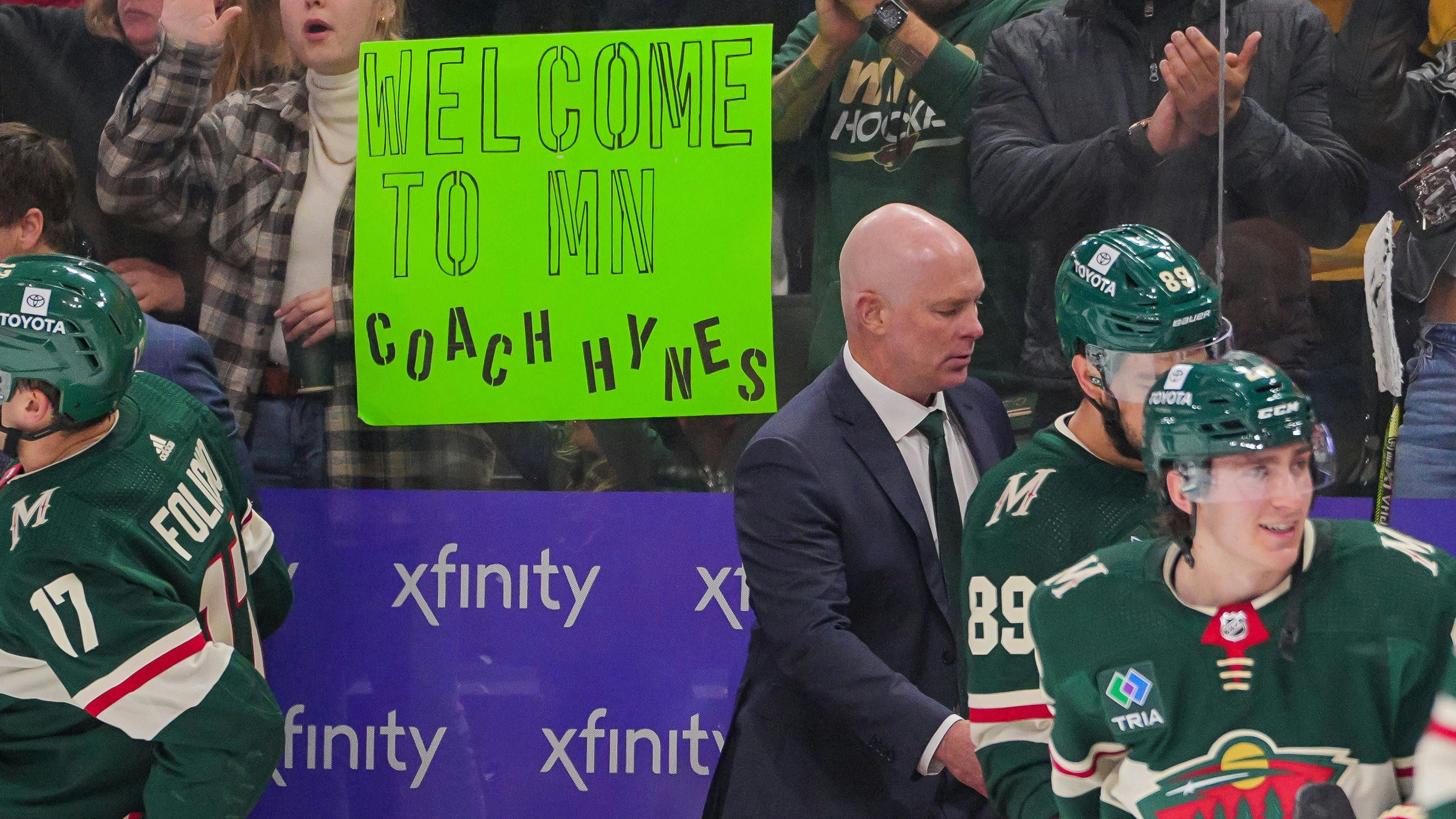 Die Fans heißen ihren neuen Headcoach mit einem Banner willkommen.