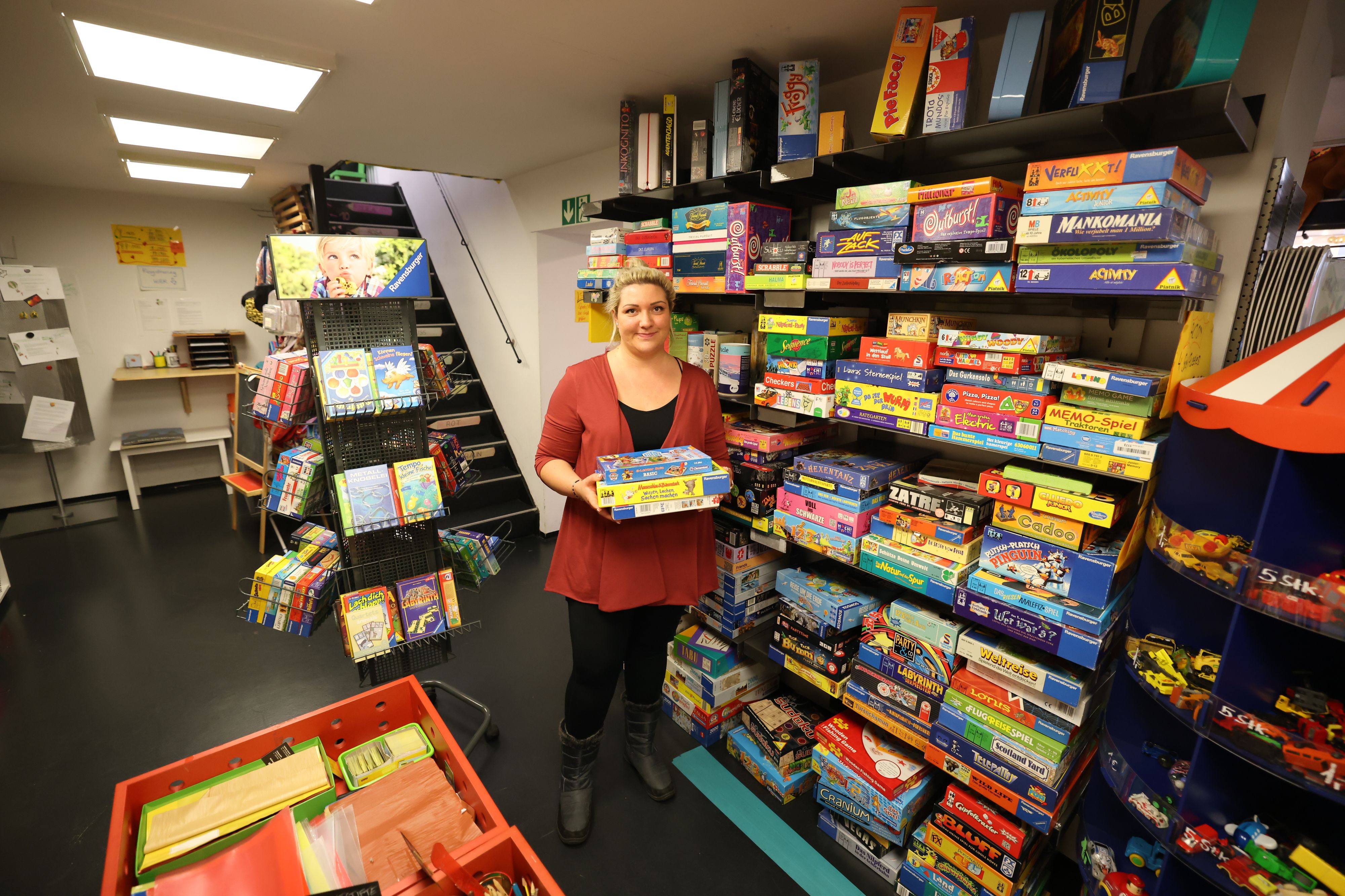 Brettspiele, aber auch Kleidung und Weihnachtsgeschenke für die Kinder packt Anna (28) beim SOS Ballon in ihren Korb. Hier wird sie immer fündig. 