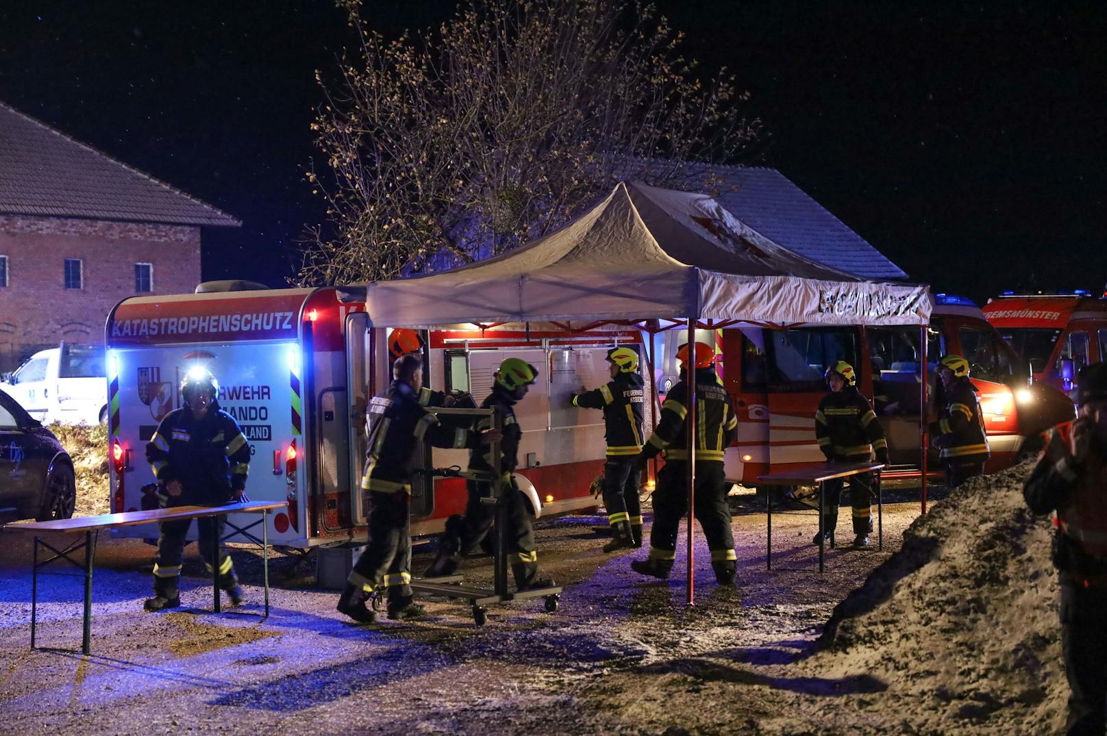 Elf Feuerwehren stehen zur Stunde bei einem Großbrand eines Stalls in Kematen an der Krems (Bezirk Linz-Land) im Einsatz. Im Stall befanden sich etwa 80 Stiere, ein Teil konnte ins Freie gebracht werden.
