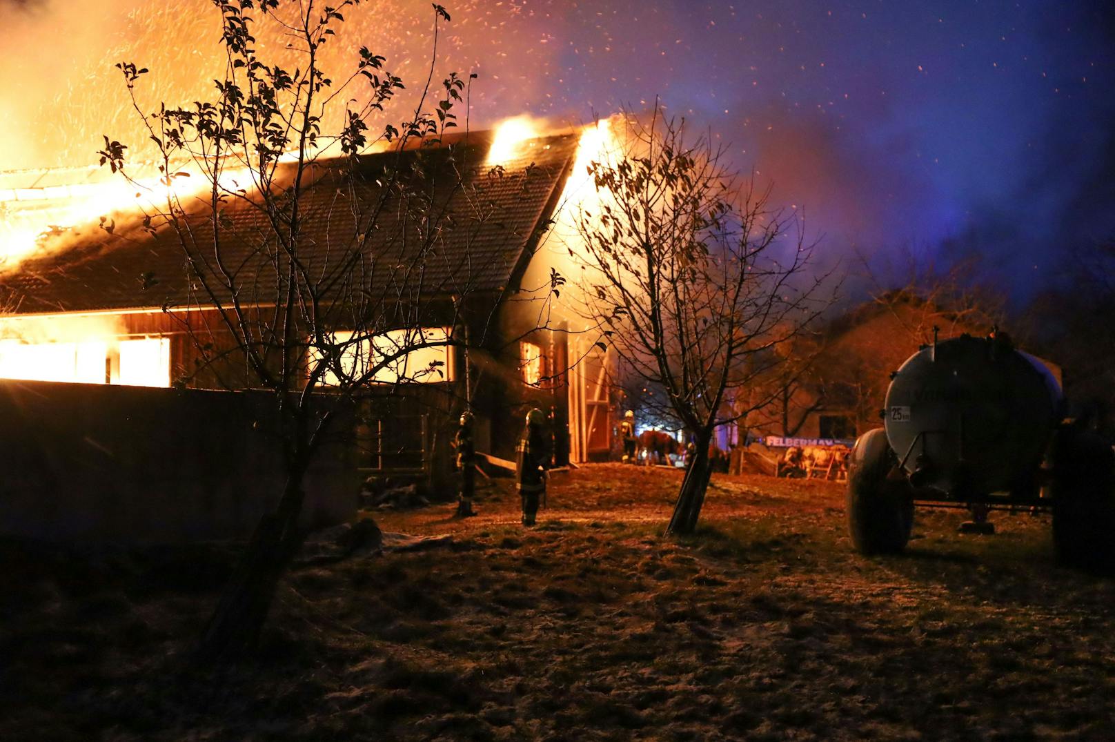 Elf Feuerwehren stehen zur Stunde bei einem Großbrand eines Stalls in Kematen an der Krems (Bezirk Linz-Land) im Einsatz. Im Stall befanden sich etwa 80 Stiere, ein Teil konnte ins Freie gebracht werden.