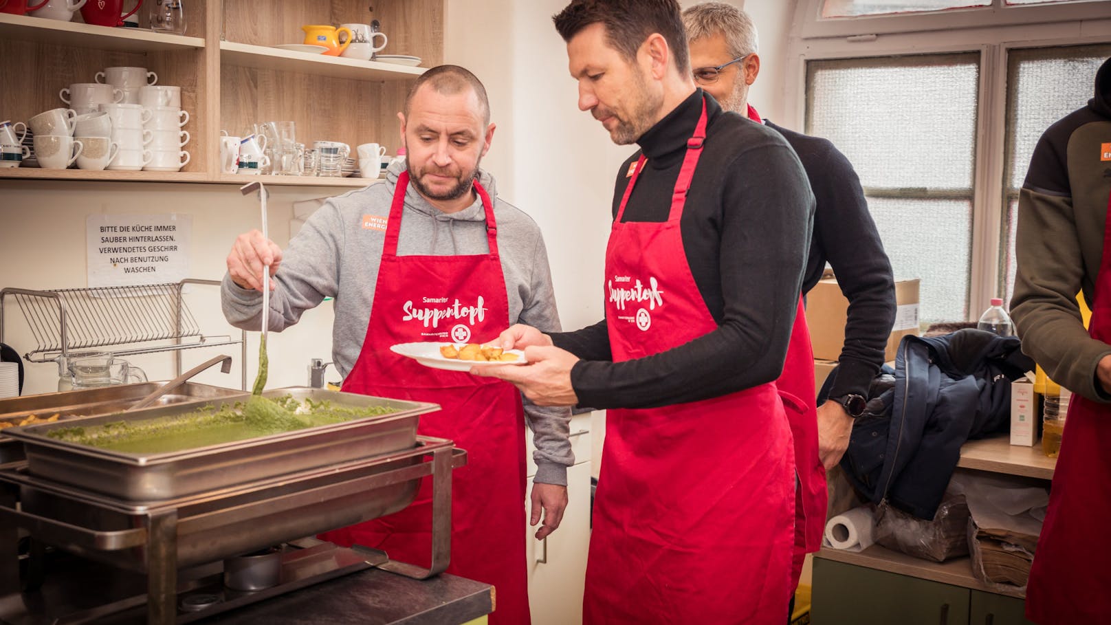 Suppentopf: Rapid-Chefs verteilten Essen an Bedürftige