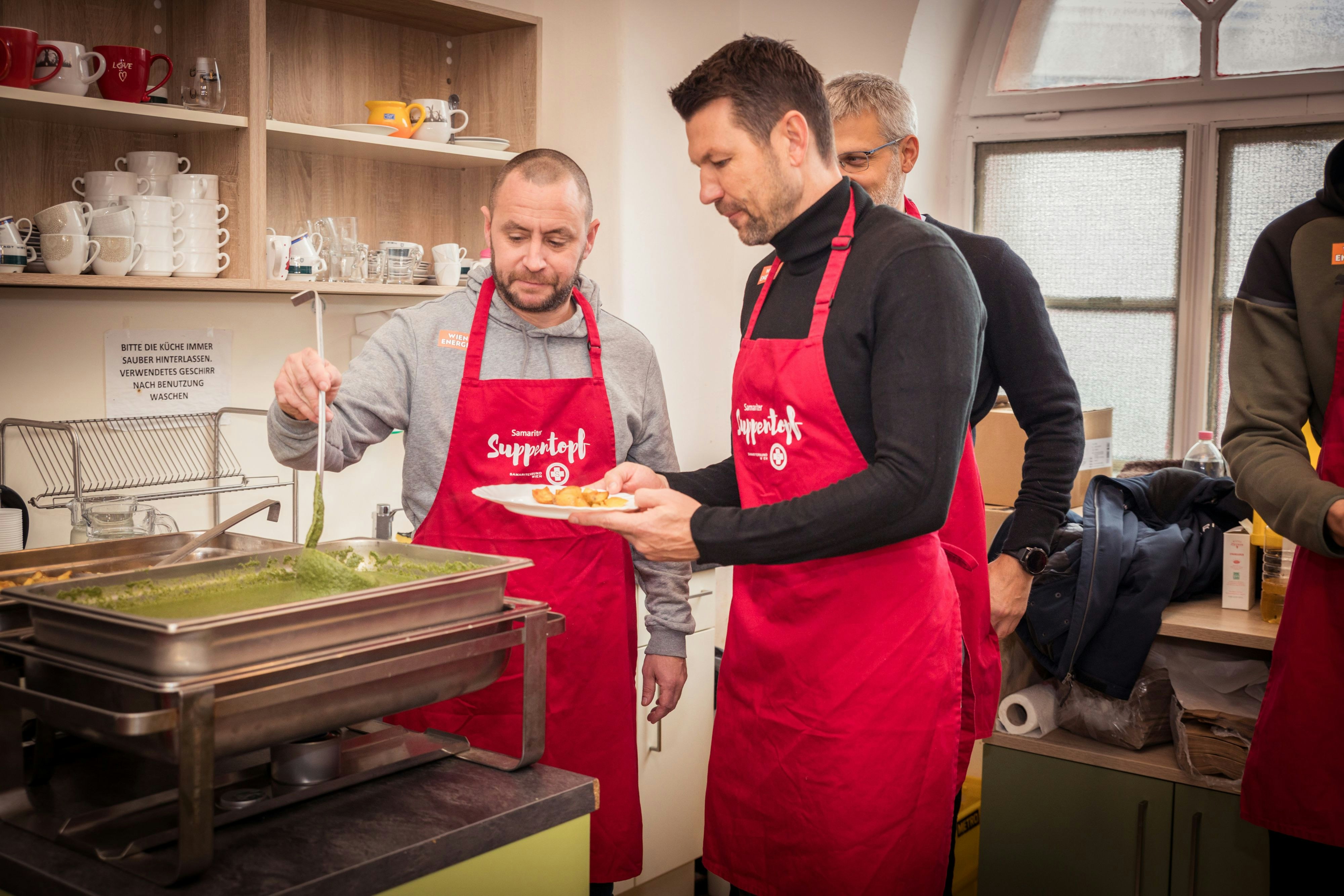 Suppentopf: Rapid-Chefs verteilten Essen an Bedürftige – Wien | heute.at