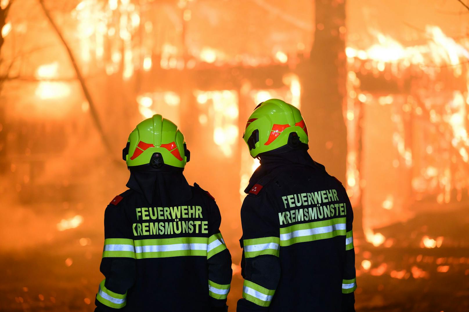 Elf Feuerwehren stehen zur Stunde bei einem Großbrand eines Stalls in Kematen an der Krems (Bezirk Linz-Land) im Einsatz. Im Stall befanden sich etwa 80 Stiere, ein Teil konnte ins Freie gebracht werden.