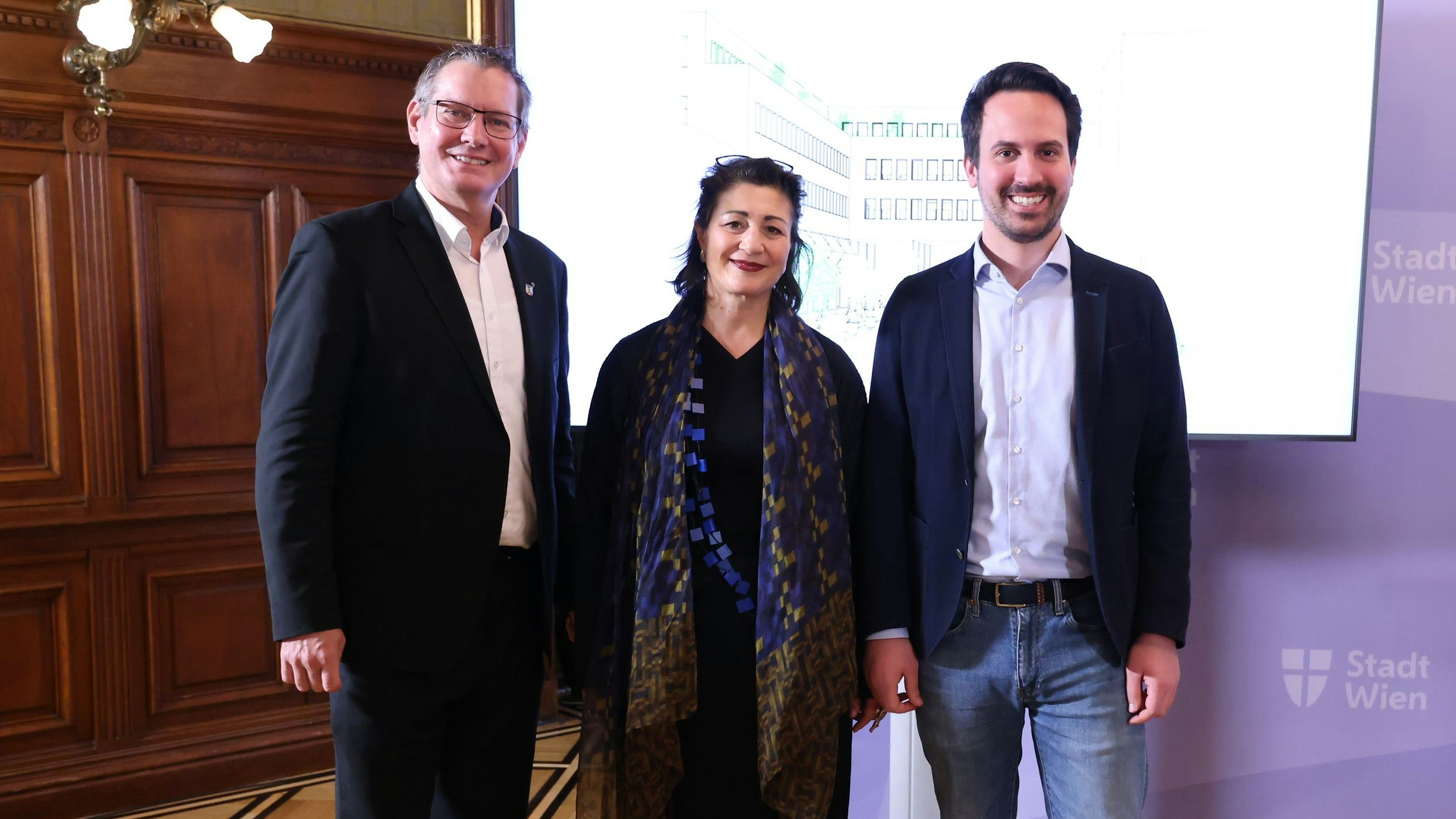 Der Floridsdorfer Bezirksvorsteher Georg Papai (SPÖ), Kulturstadträtin Veronica Kaup-Hasler (SPÖ) und Jugendstadtrat Christoph Wiederkehr (Neos) präsentieren den neuen Kinderkulturstandort, der ab 2027 in Wien-Floridsdorf eröffnen soll.