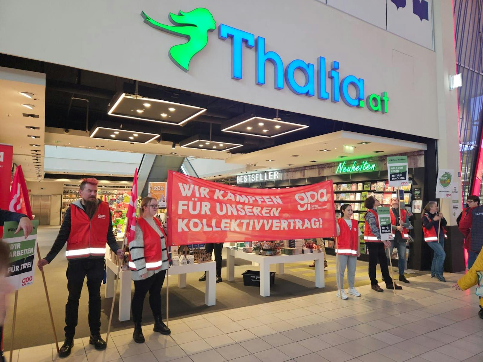 Warnstreik im Donauzentrum in Wien