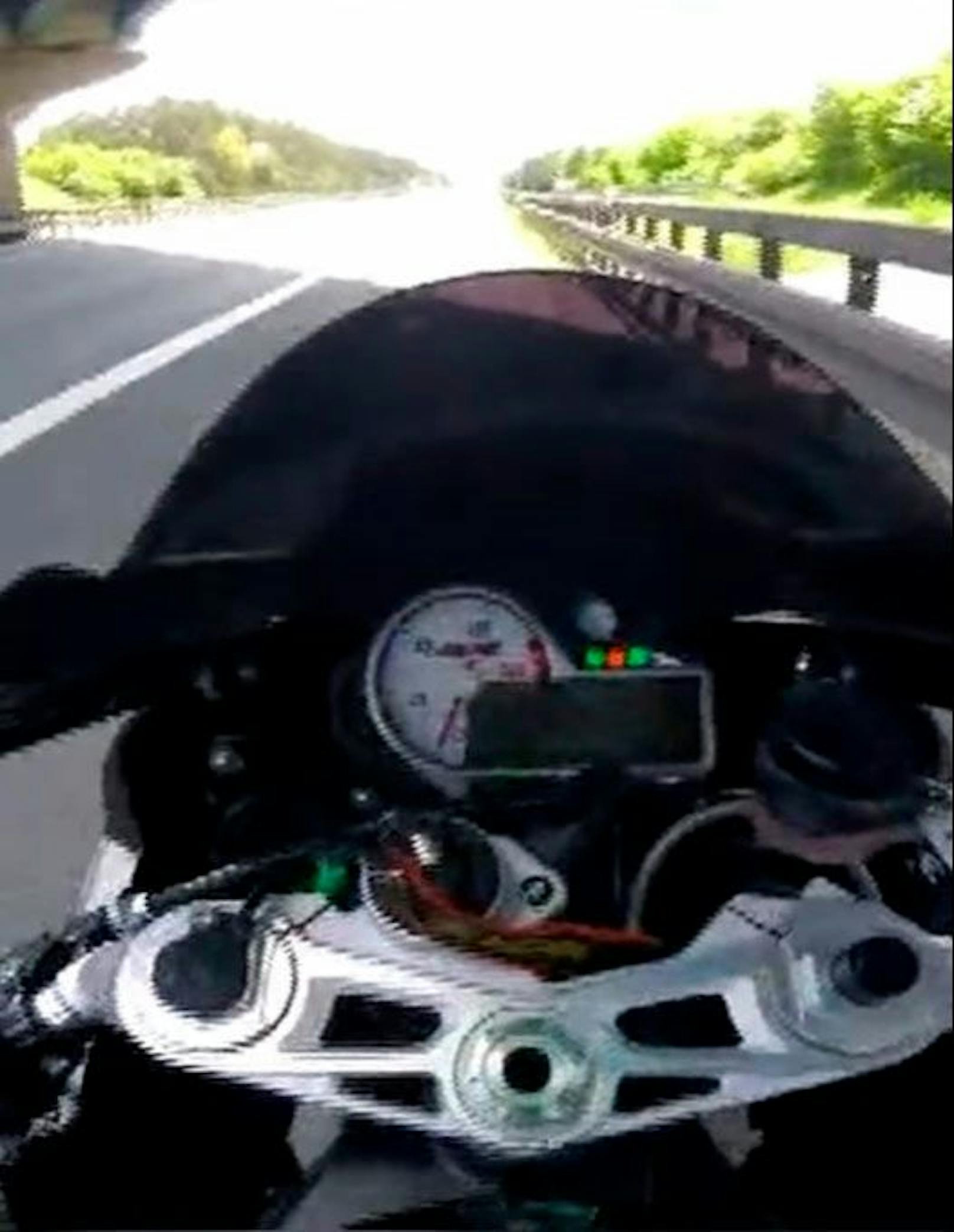 Die Polizei mahnt mit Aufnahmen eines Schock-Unfalls auf der deutschen A9 vor Raserei. Die Helmkamera eines Bikers filmte seinen Crash mit 299 km/h.