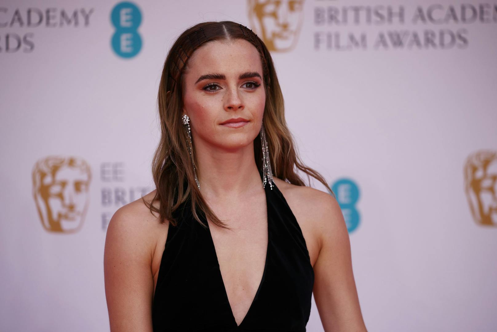 Normalerweise präsentiert sich Emma Watson in hochgeschlossenen Outfits, nicht aber bei den BAFTA-Awards in London.