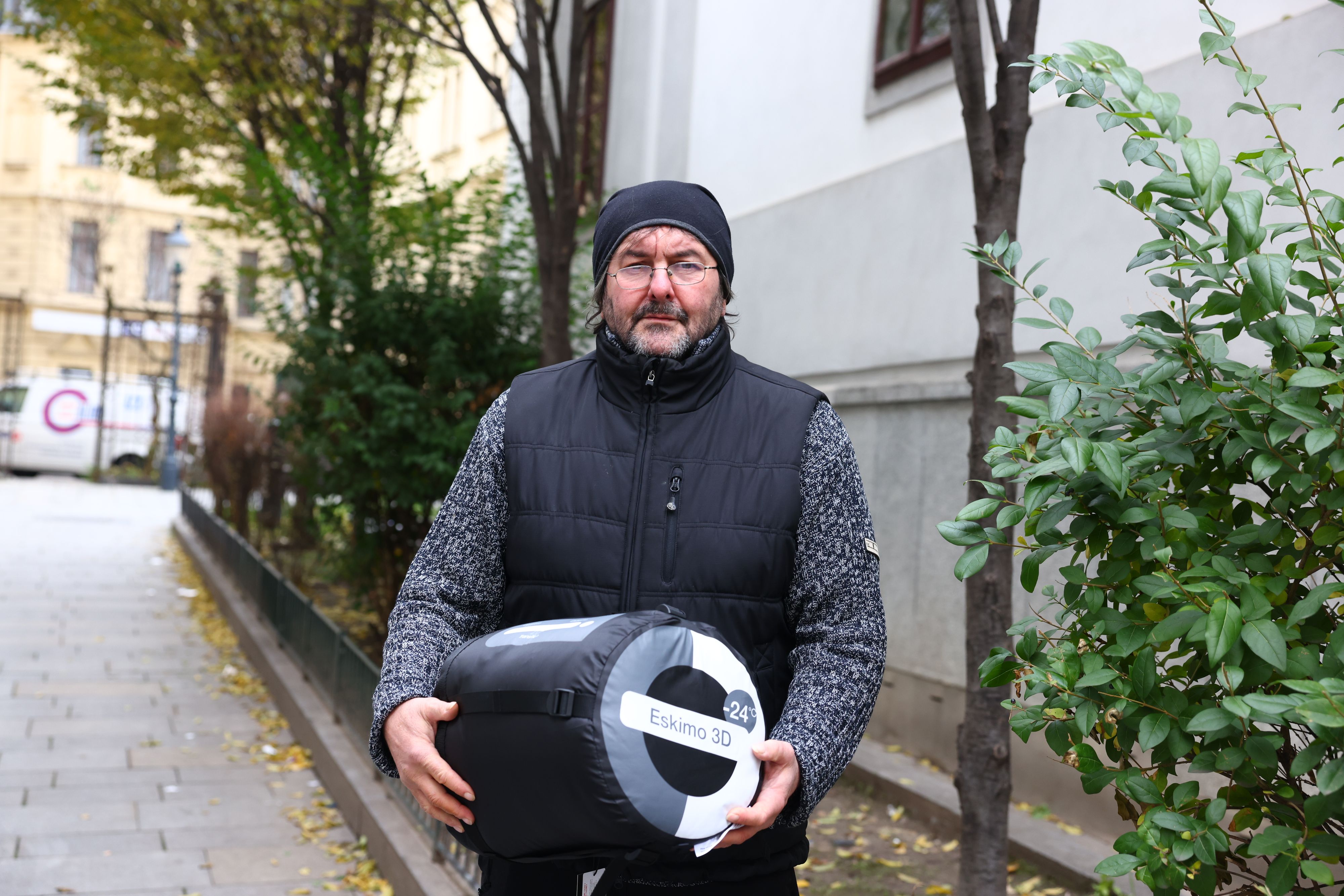 Markus J. hat es geschafft: Knapp zwei Jahre war er obdachlos, bevor er in seine eigene Wohnung ziehen konnte. Heute hilft er anderen. 