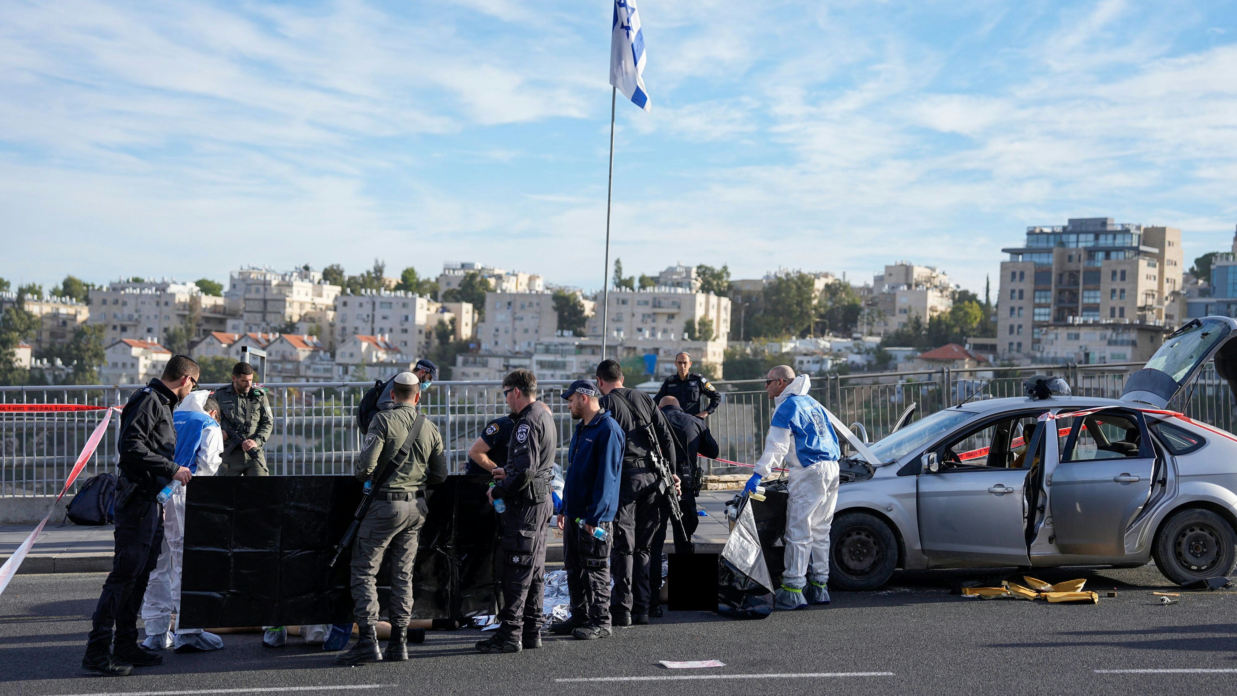 Download von www.picturedesk.com am 30.11.2023 (07:36).  Israeli police and rescue workers at the shooting attack site in Jerusalem , Thursday, Nov. 30, 2023. Police said gunmen opened fire Thursday on people waiting for buses and rides where a main highway enters Jerusalem from Tel Aviv. Six people were wounded, three of them seriously, in the morning rush hour attack. Two attackers were killed, police said (AP Photo/Ohad Zwigenberg) - 20231130_PD1706 - Rechteinfo: Rights Managed (RM)