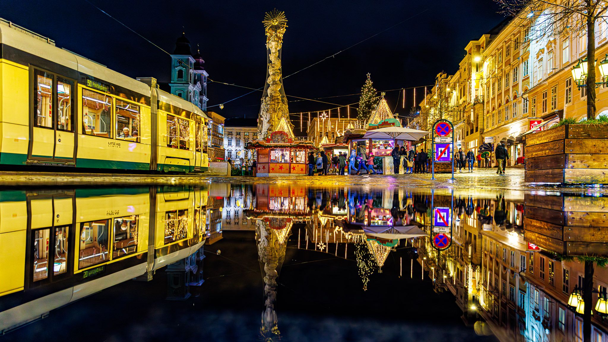 Am Linzer Christkindlmarkt übergab eine Linzerin 10.000 Euro an Betrüger, die sie zuvor mit einem "Schockanruf" zur Herausgabe des Geldes gelockt hatten.