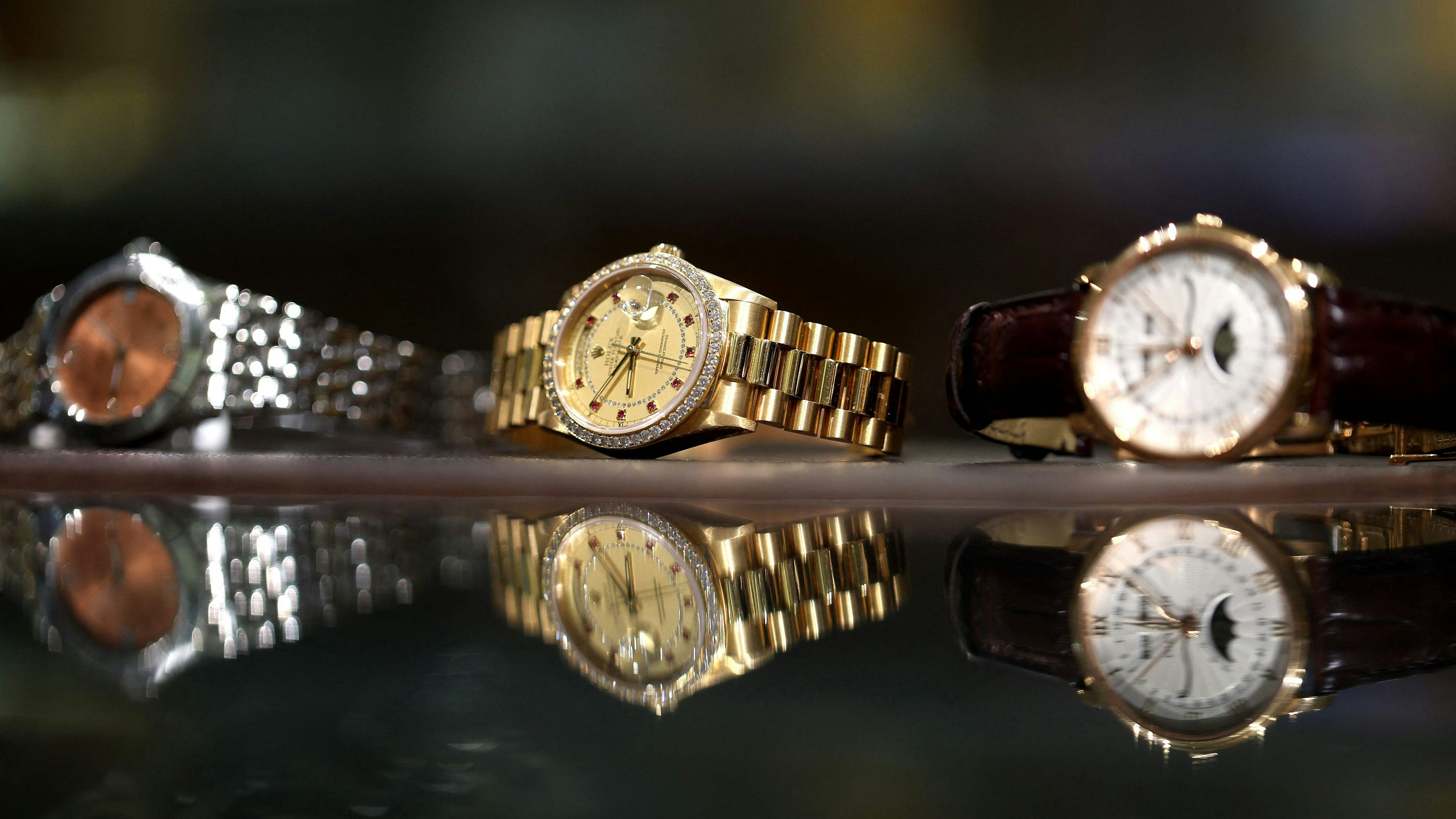 Download von www.picturedesk.com am 30.11.2023 (11:22).  SAN FRANCISCO, CALIFORNIA - AUGUST 04: Secondhand Rolex luxury watches are displayed at Seregins Fine Timepieces on August 04, 2023 in San Francisco, California. Prices for secondhand luxury watches have fallen 31 percent to a two-year low after prices for timepieces reached record highs during the pandemic. Justin Sullivan/Getty Images/AFP (Photo by JUSTIN SULLIVAN / GETTY IMAGES NORTH AMERICA / Getty Images via AFP) - 20230804_PD6427 - Rechteinfo: Rights Managed (RM) Fotografische Urheberrechte sind garantiert. Der Kunde selbst hat insbesondere die Persönlichkeitsrechte der abgebildeten Personen in eigener Verantwortung zu beachten (AGBs Punkt 5). Nur für redaktionelle Nutzung durch Tageszeitungen und Onlinemedien!