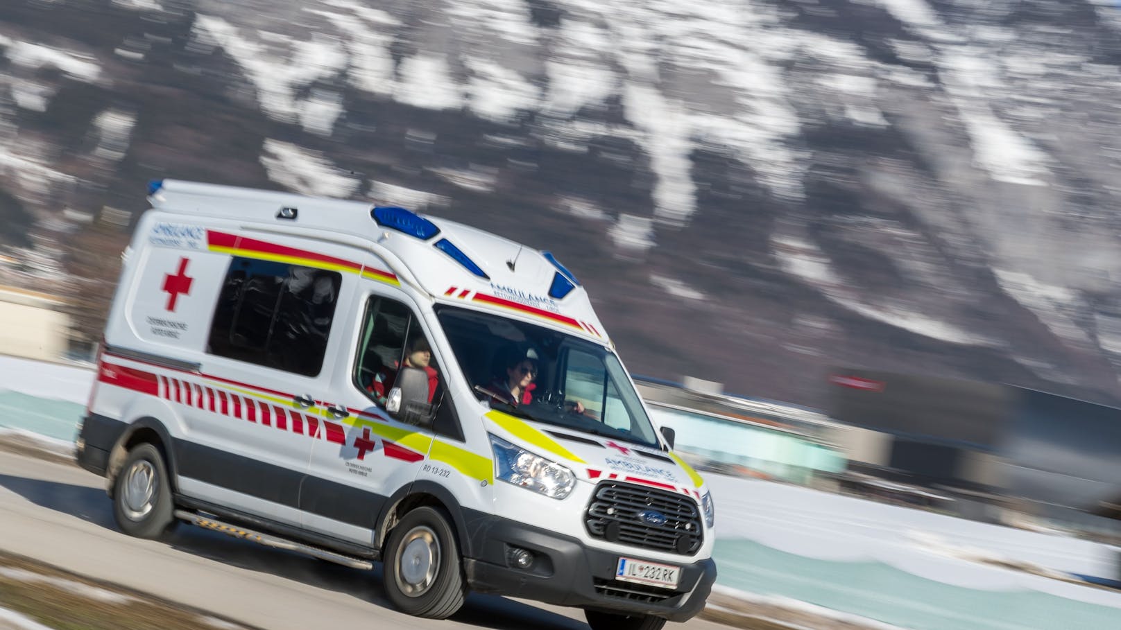 Straße in Tirol nach schwerem Auto-Unfall gesperrt