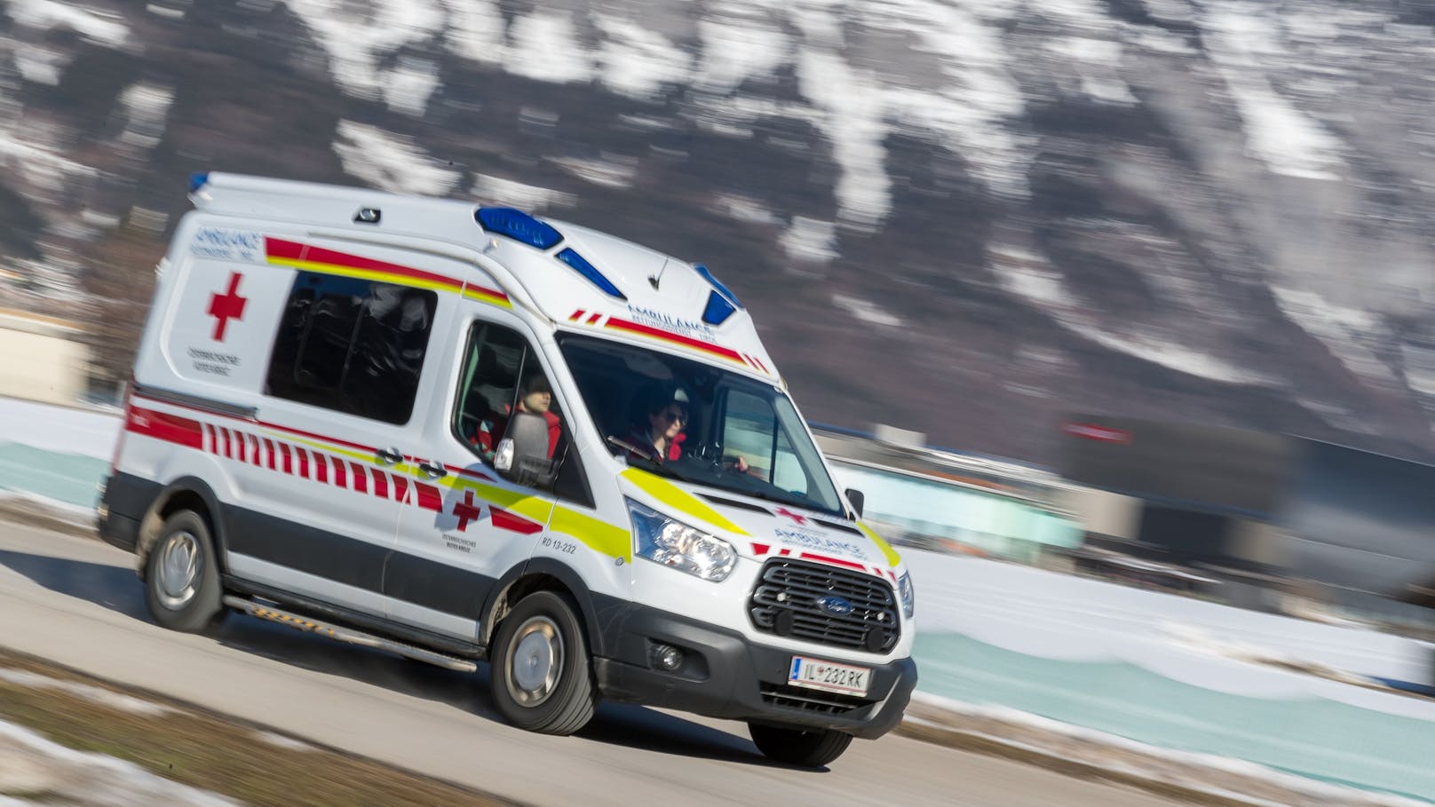 Straße in Tirol nach schwerem Auto-Unfall gesperrt