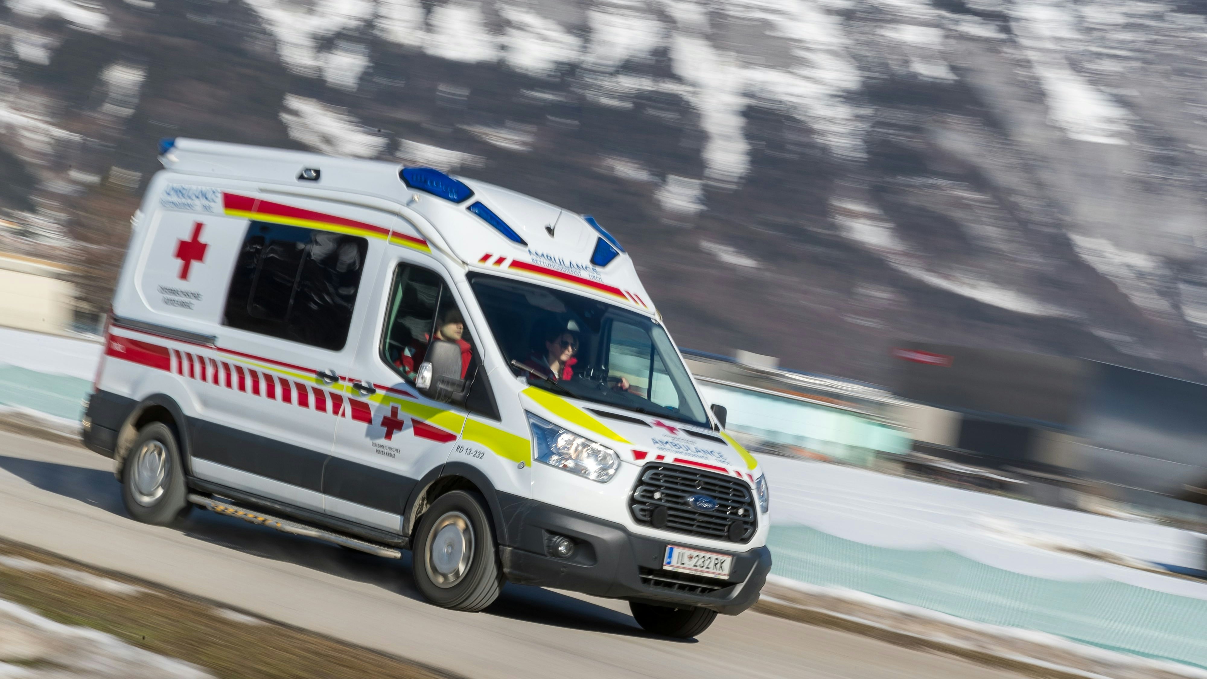 Die Rettungskräfte konnten nichts mehr für den Verunfallten (54) tun. Symbolbild eines Rettungseinsatzes in Schwaz. 