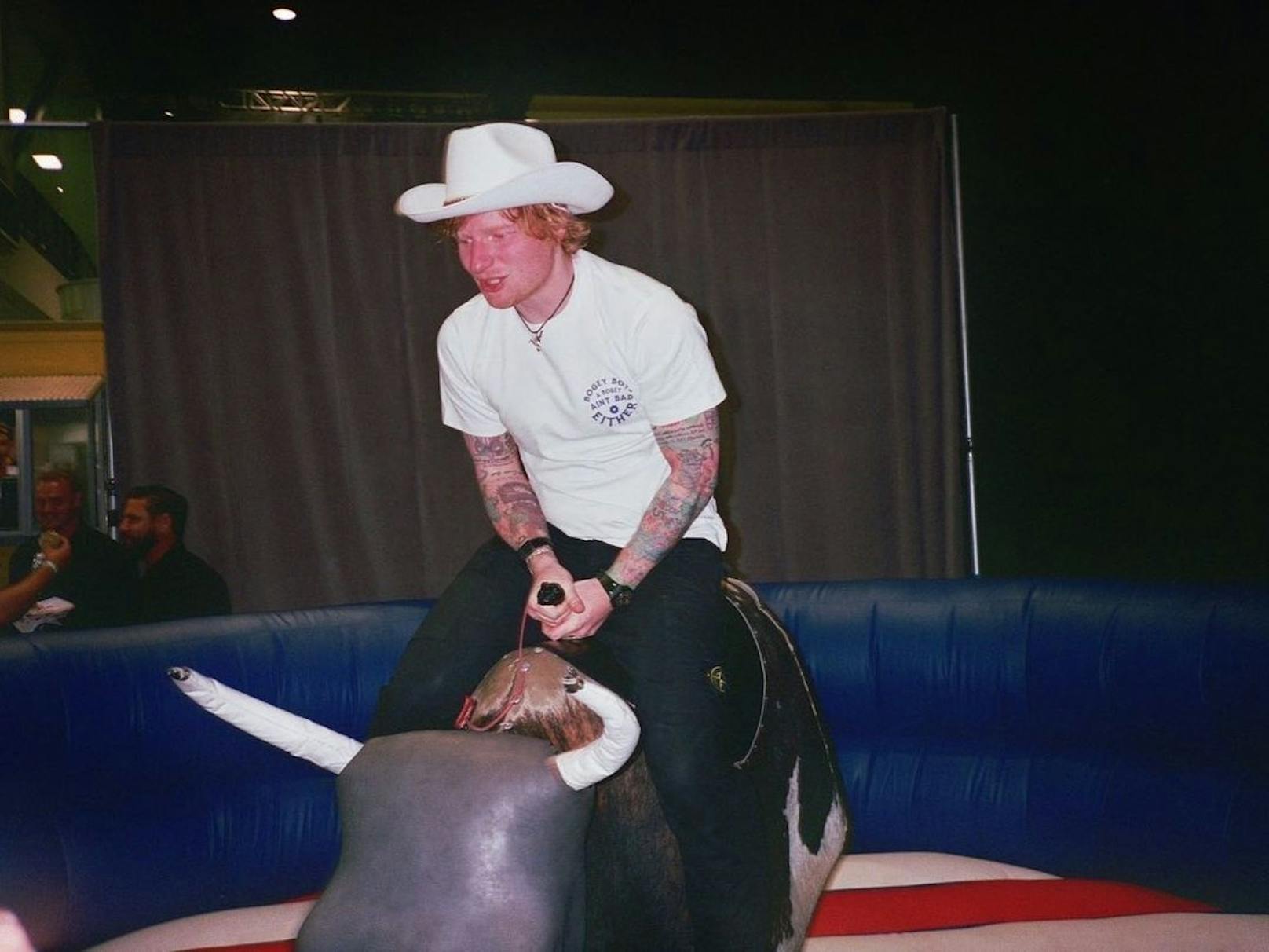 Ed Sheeran versucht sich im "Bull-Riding", ob ihm der Cowboyhut dabei hilft? Cool sieht es zumindest aus!