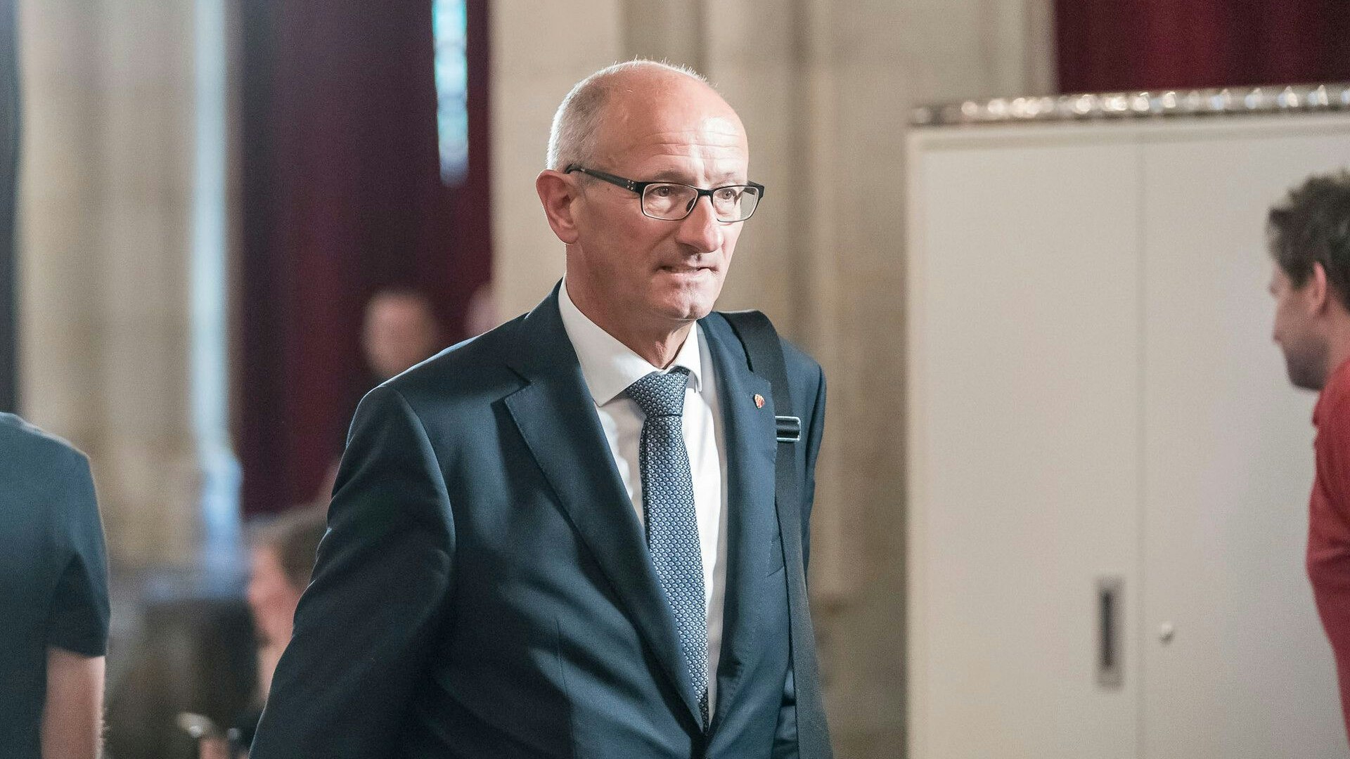 Landeshauptmann Anton Mattle hat sich bei einem Sturz eine Gehirnerschütterung zugezogen.