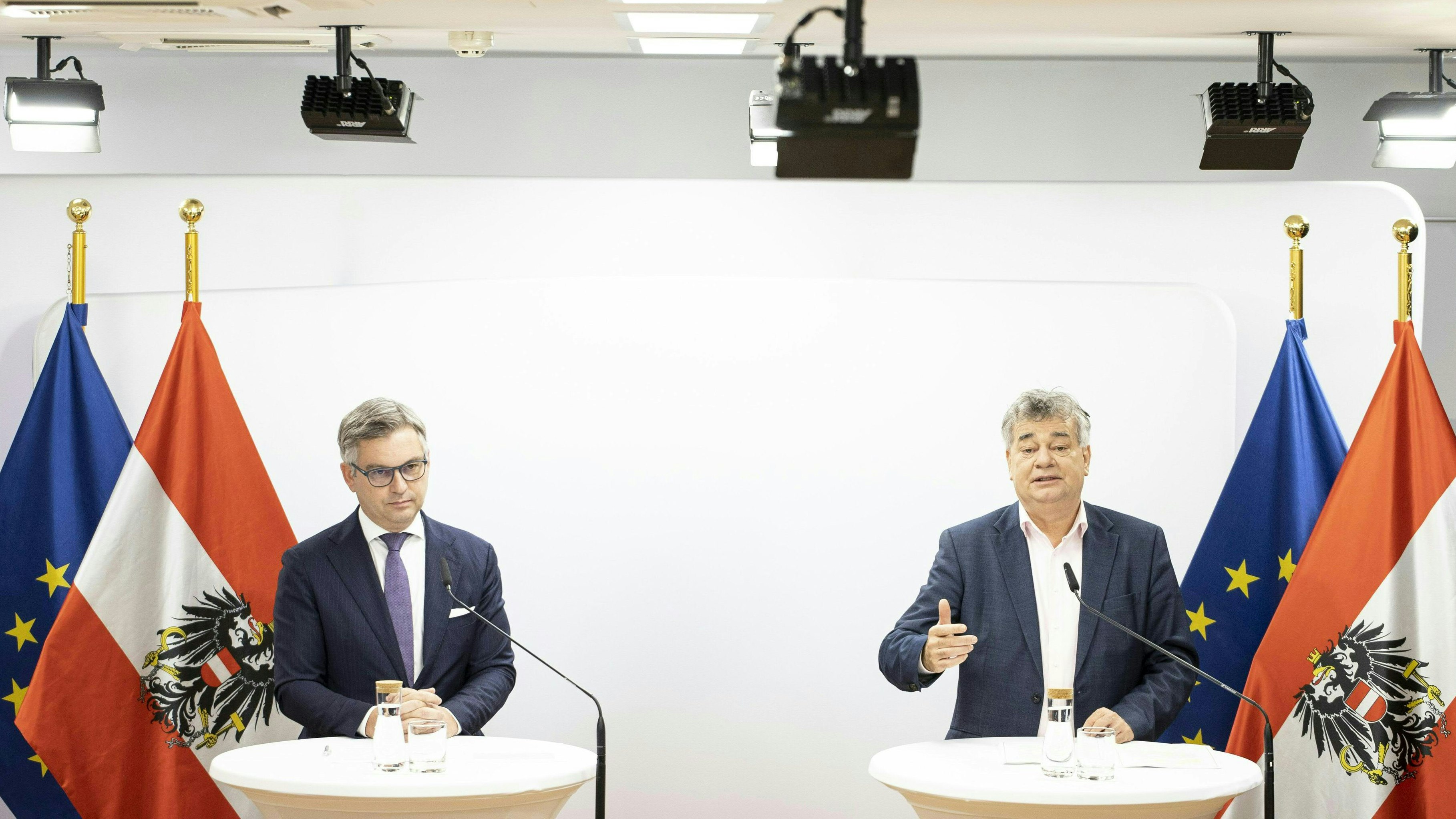 Finanzminister Magnus Brunner (ÖVP) und Vizekanzler Werner Kogler (Grüne). Archivbild. 