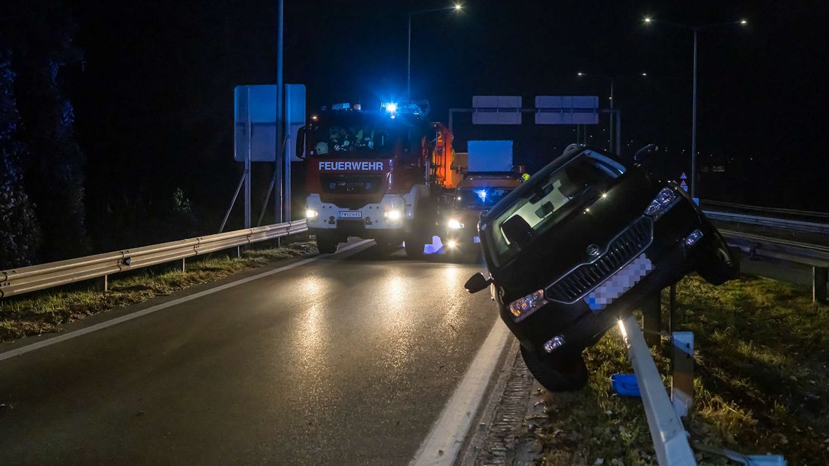 Die Feuerwehr barg den Skoda.