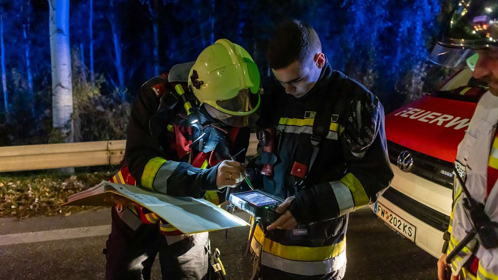 Vom Fahrer keine Spur. Die Feuerwehr rückte mit der Drohne aus, ...