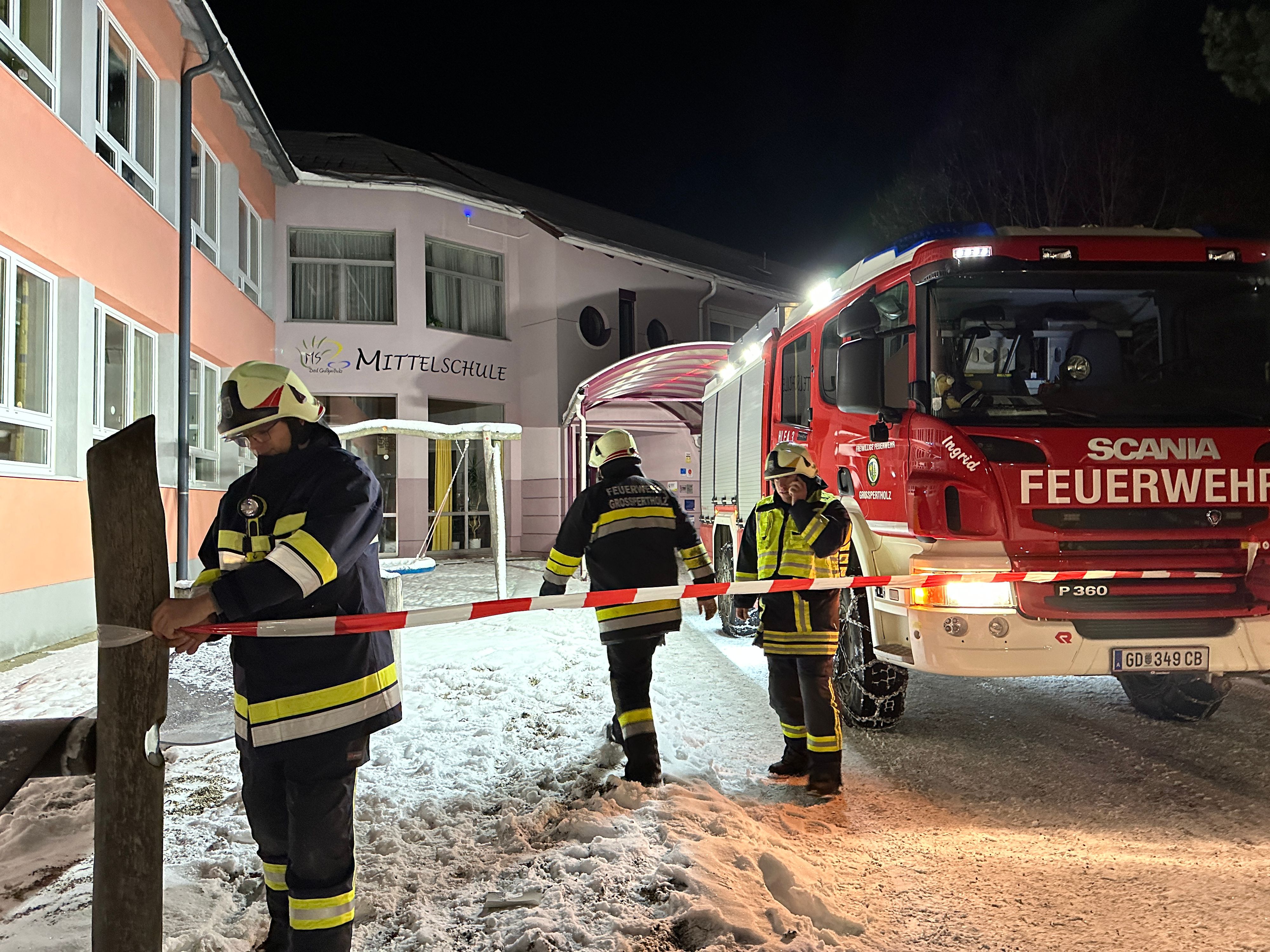 Die Feuerwehr sperrte ab, die Schule wurde evakuiert.