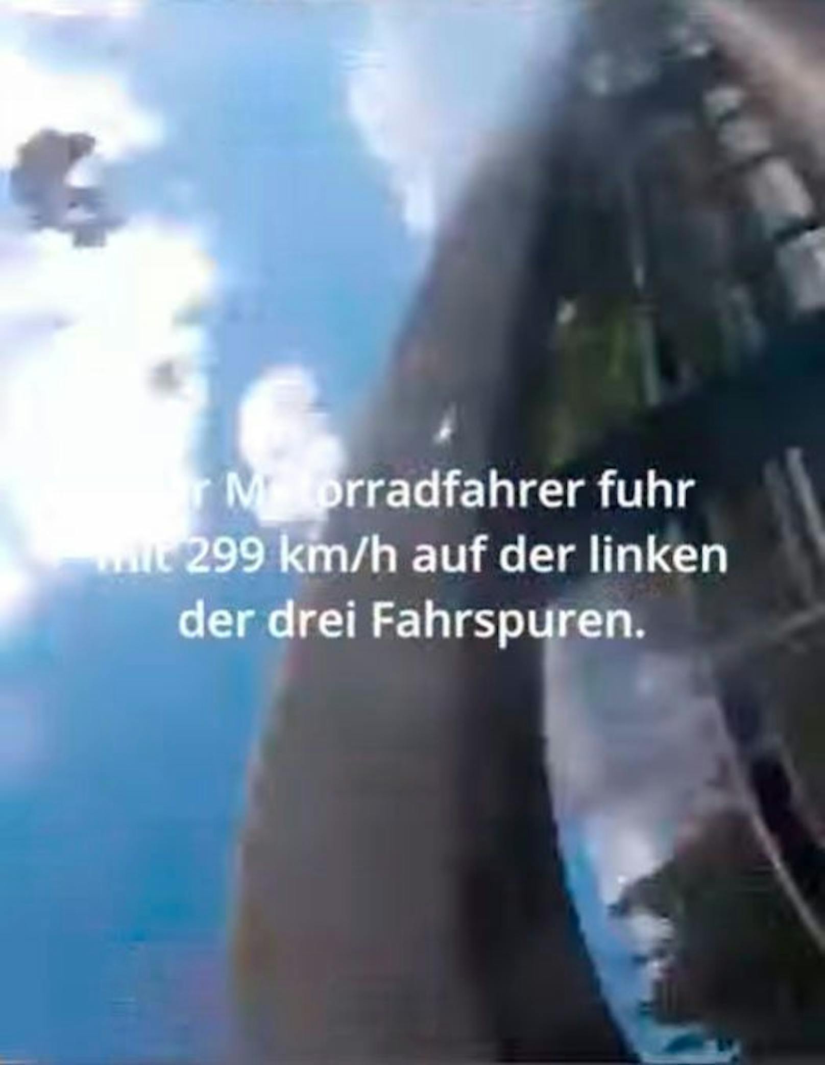 Die Polizei mahnt mit Aufnahmen eines Schock-Unfalls auf der deutschen A9 vor Raserei. Die Helmkamera eines Bikers filmte seinen Crash mit 299 km/h.