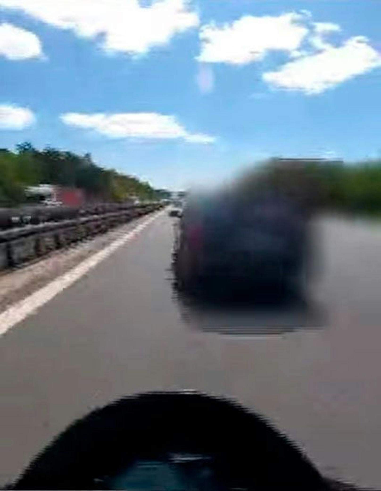 Die Polizei mahnt mit Aufnahmen eines Schock-Unfalls auf der deutschen A9 vor Raserei. Die Helmkamera eines Bikers filmte seinen Crash mit 299 km/h.