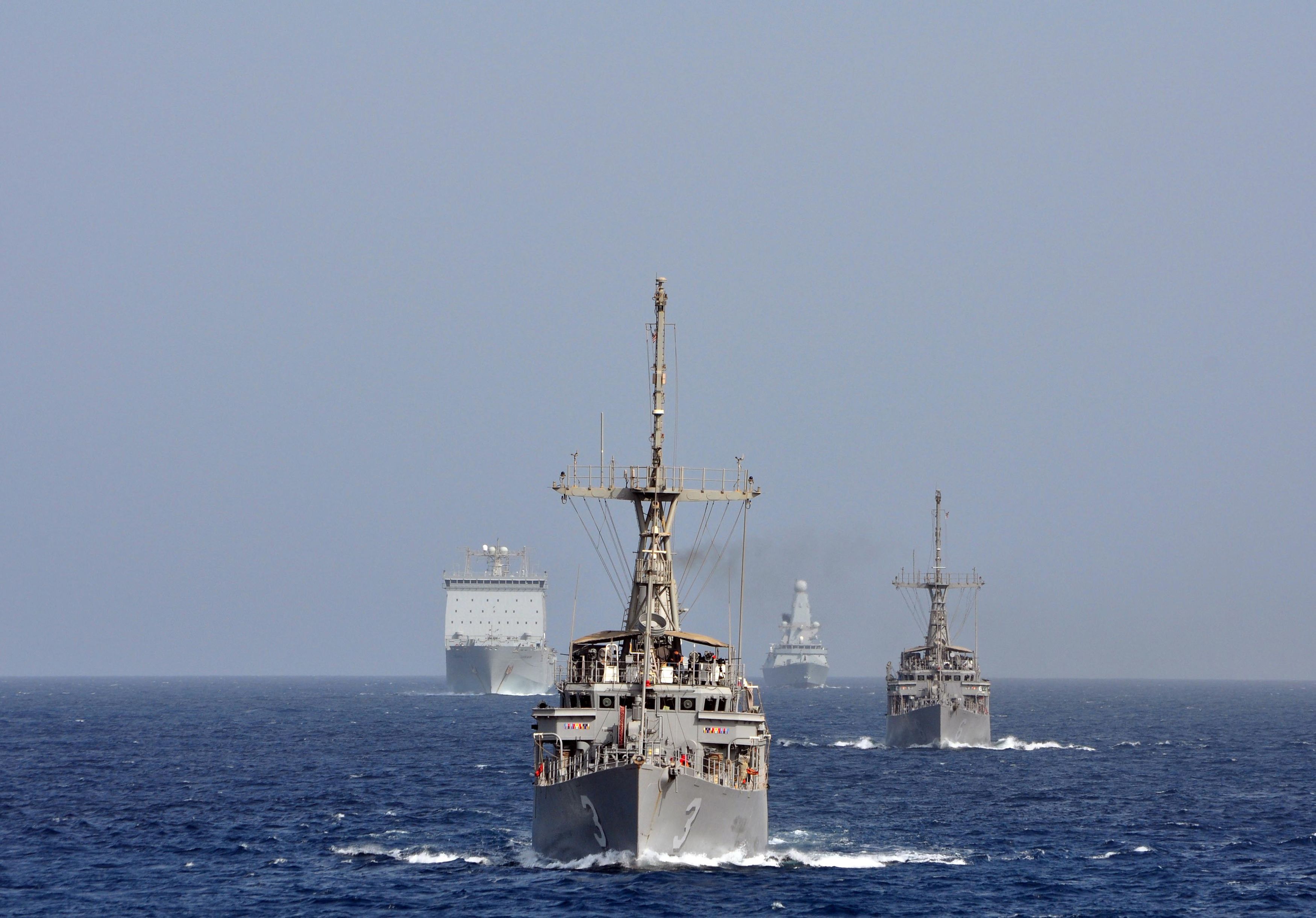 Die HMS Diamond (hinten rechts im Bild) gilt als eines der modernsten britischen Kriegsschiffe.
