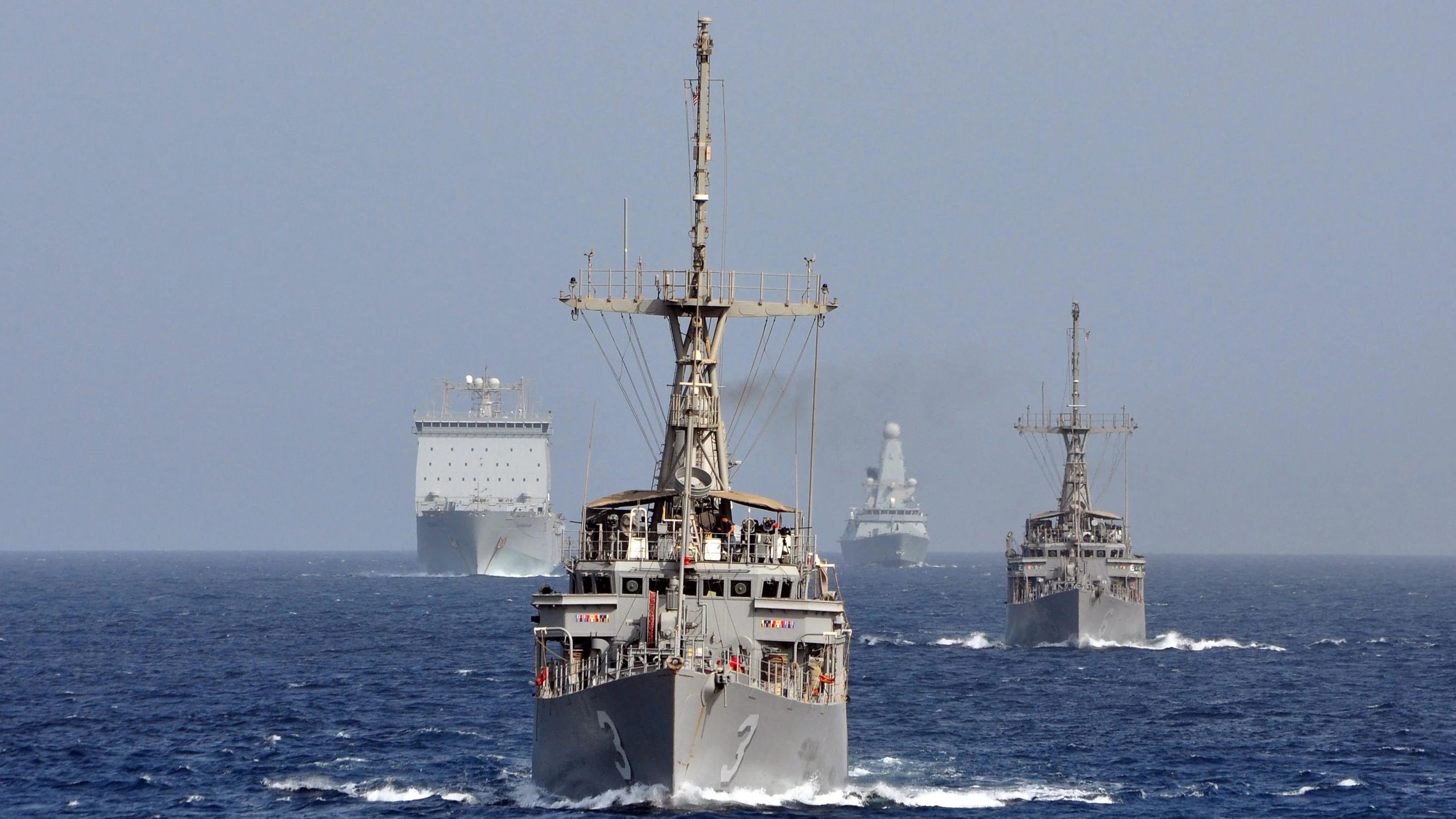 Die HMS Diamond (hinten rechts im Bild) gilt als eines der modernsten britischen Kriegsschiffe.