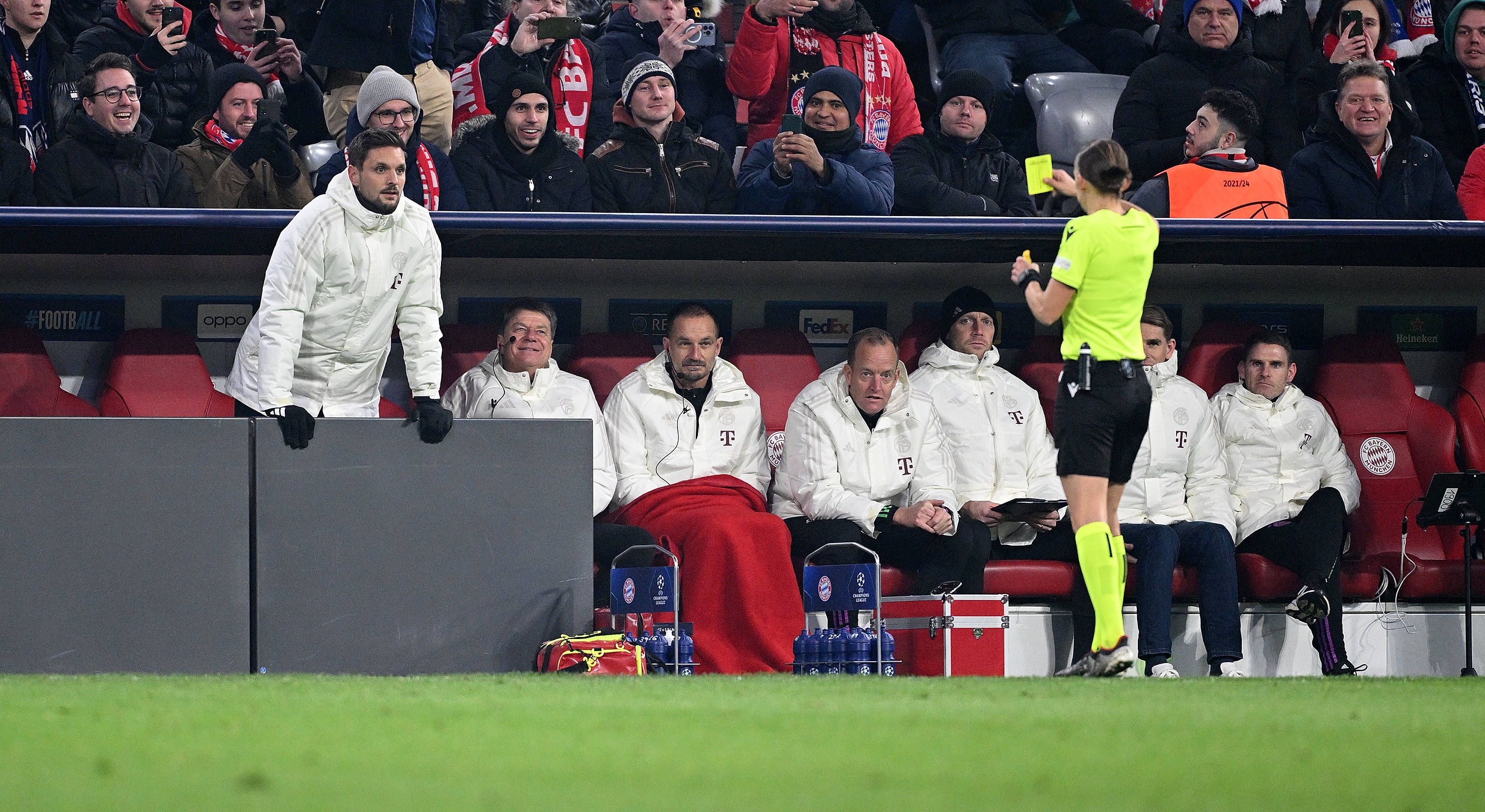 Bayern-Keeper Sven Ulreich legt sich mit Stephanie Frappard an.
