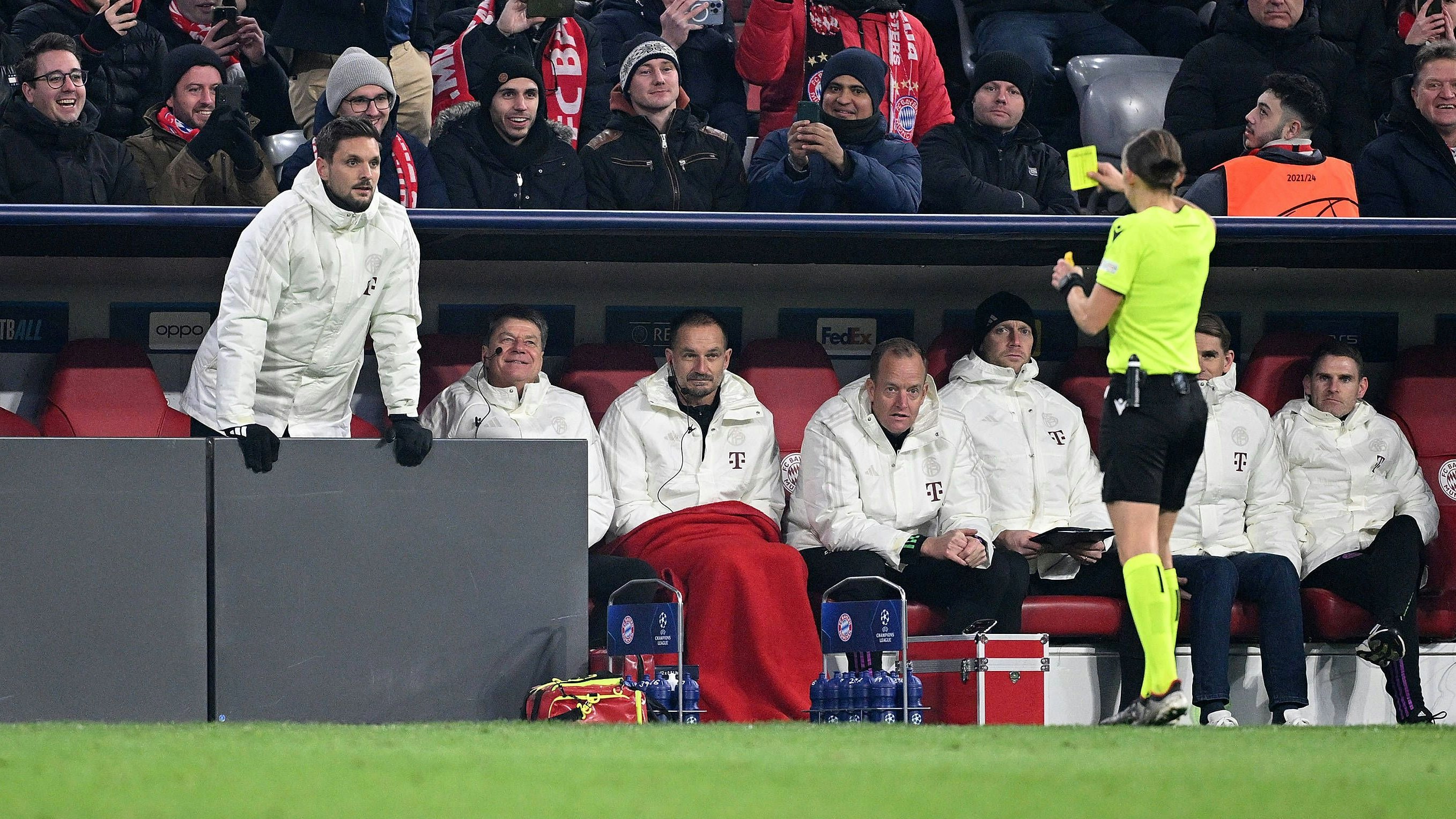 Bayern-Keeper Sven Ulreich legt sich mit Stephanie Frappard an. 
