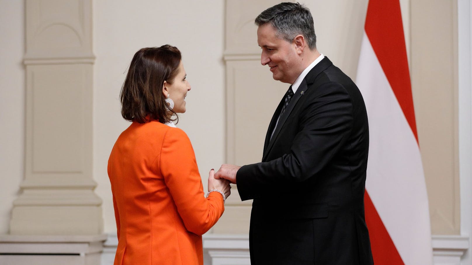 EU-Ministerin Edtstadler hier im Bild mit Politiker Denis Bećirović.