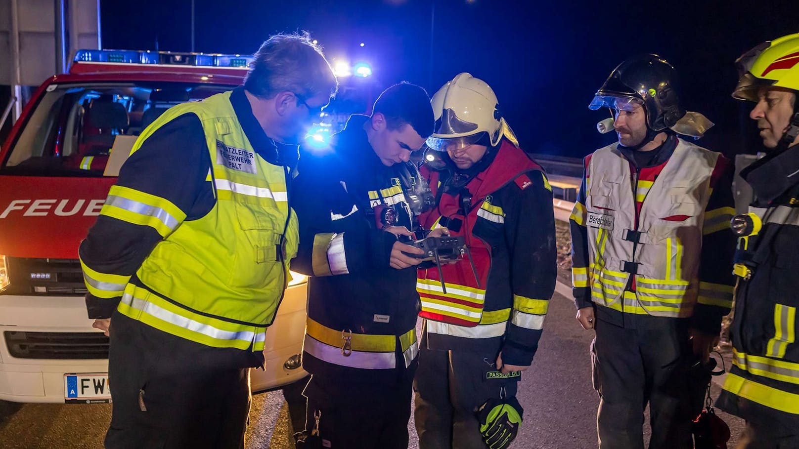 Er "parkte" in Schräglage auf der Leitschiene.