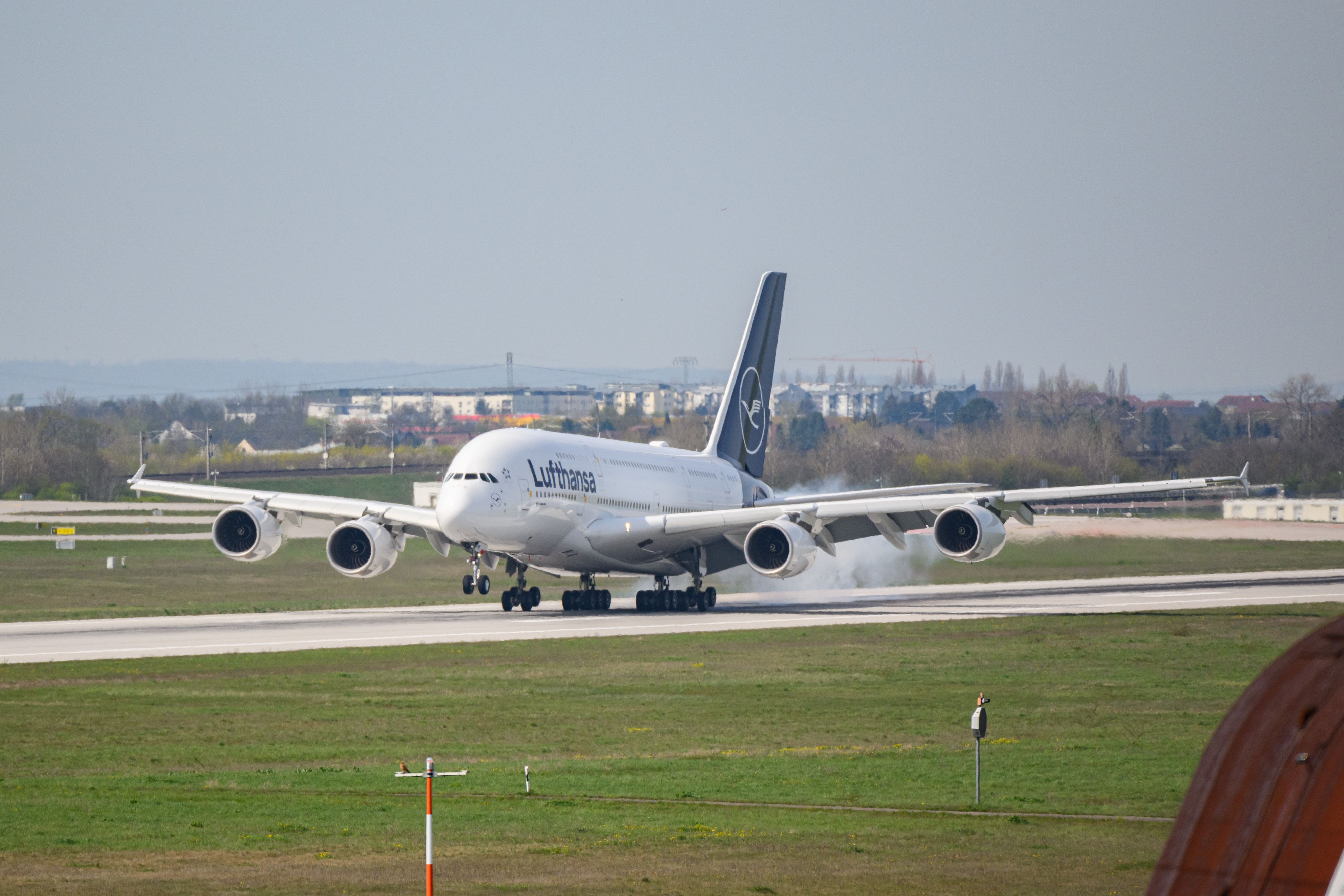 Zwischenfall auf einem Lufthansa-Flug von München nach Thailand: Der Flieger musste wegen eines aggressiven Passagiers in Indien zwischenlanden. (Symbolbild)