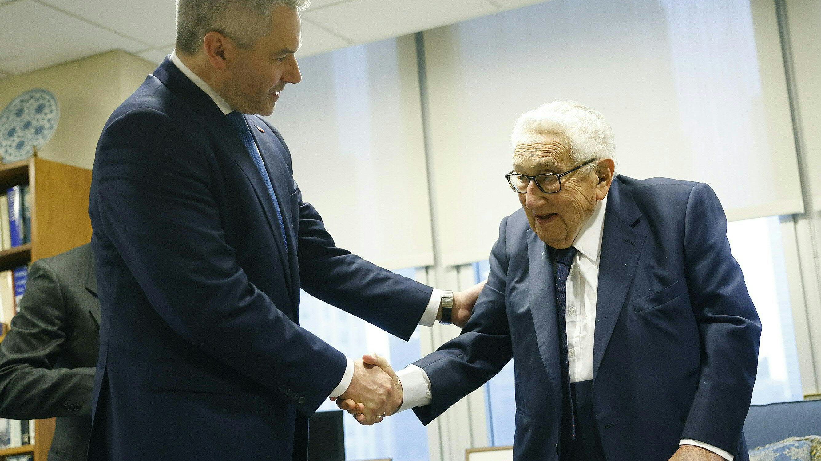 Download von www.picturedesk.com am 30.11.2023 (06:08).  *** SERVICEBILD *** ABD0010_20220920 - NEW YORK - UNO: ++ HANDOUT ++ ZU APA0007 VOM 20.9.2022 - (v.l.) Bundeskanzler Karl Nehammer (ÖVP) und der ehemalige US-Außenminister Henry Kissinger am Montag, 19. September 2022, anl. eines Treffens im Rahmen seiner Reise zur 77. UNO-Vollversammlung in New York. - FOTO: APA/BKA/DRAGAN TATIC - ++ WIR WEISEN AUSDRÜCKLICH DARAUF HIN, DASS EINE VERWENDUNG DES BILDES AUS MEDIEN- UND/ODER URHEBERRECHTLICHEN GRÜNDEN AUSSCHLIESSLICH IM ZUSAMMENHANG MIT DEM ANGEFÜHRTEN ZWECK UND REDAKTIONELL ERFOLGEN DARF - VOLLSTÄNDIGE COPYRIGHTNENNUNG VERPFLICHTEND ++ - 20220919_PD23800 - Rechteinfo: Servicebild (SB) Bei diesem Bild ist PictureDesk ausschlieÃlich technischer Dienstleister und stellt eine technische BearbeitungsgebÃ¼hr in Rechnung. PictureDesk ist weder Urheber noch Rechteinhaber. Die Nutzung liegt in alleiniger Verantwortung des Kunden. Nur fÃ¼r redaktionelle Nutzung!