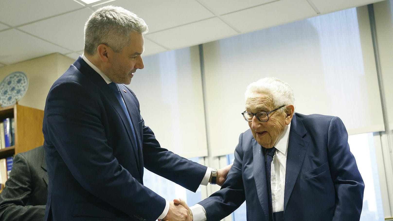 <strong>30.11.2023: Ex-US-Außenminister Henry Kissinger ist tot.</strong> Der ehemalige US-Außenminister Henry Kissinger ist tot. Die umstrittene Diplomatie-Legende wurde 100 Jahre alt. <a rel="nofollow" data-li-document-ref="120007095" href="https://www.heute.at/s/-120007095"><strong>Weiterlesen >></strong></a>