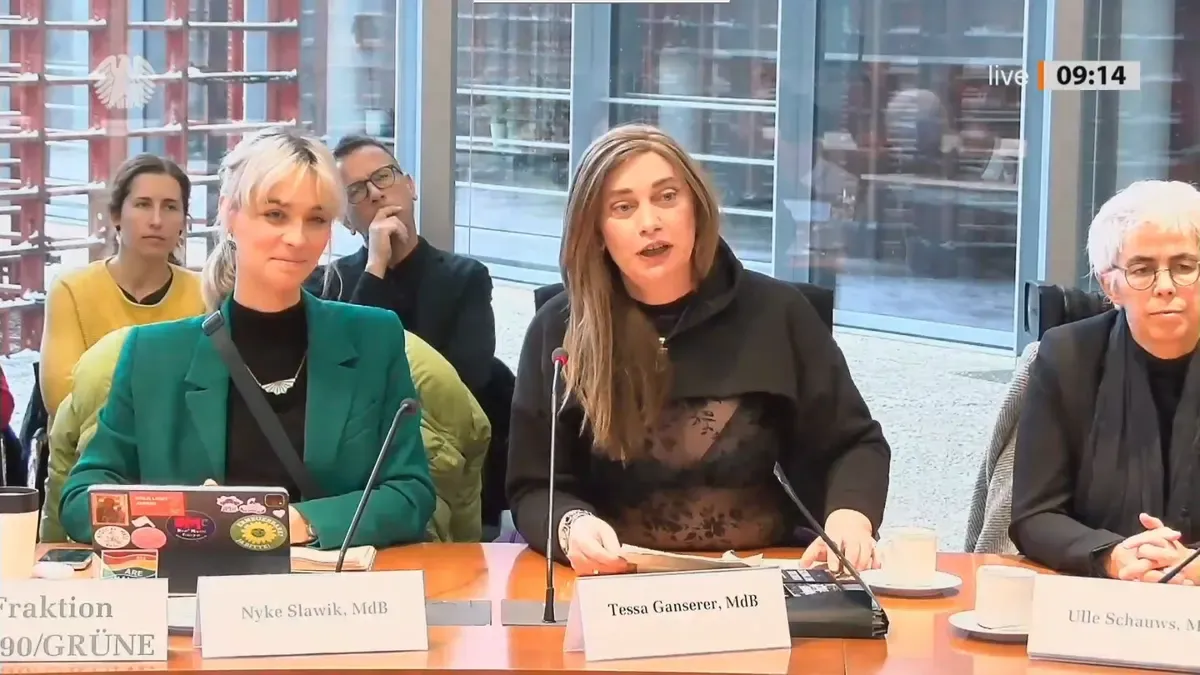 Tessa Ganserer (Mitte) sorgte mit ihrem Outfit am vergangenen Dienstag für Empörung. 