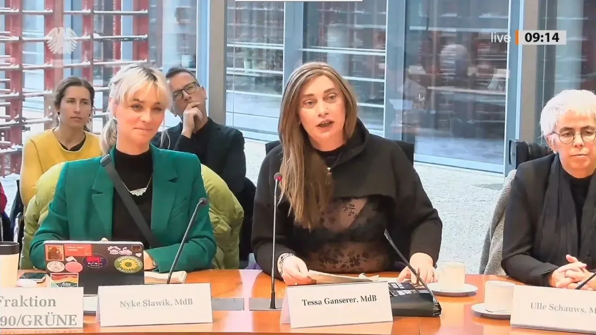 Tessa Ganserer (Mitte) sorgte mit ihrem Outfit am vergangenen Dienstag für Empörung. 